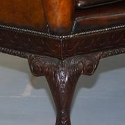 Chesterfield leather canapé in Georgian style with lion paw carved feet.