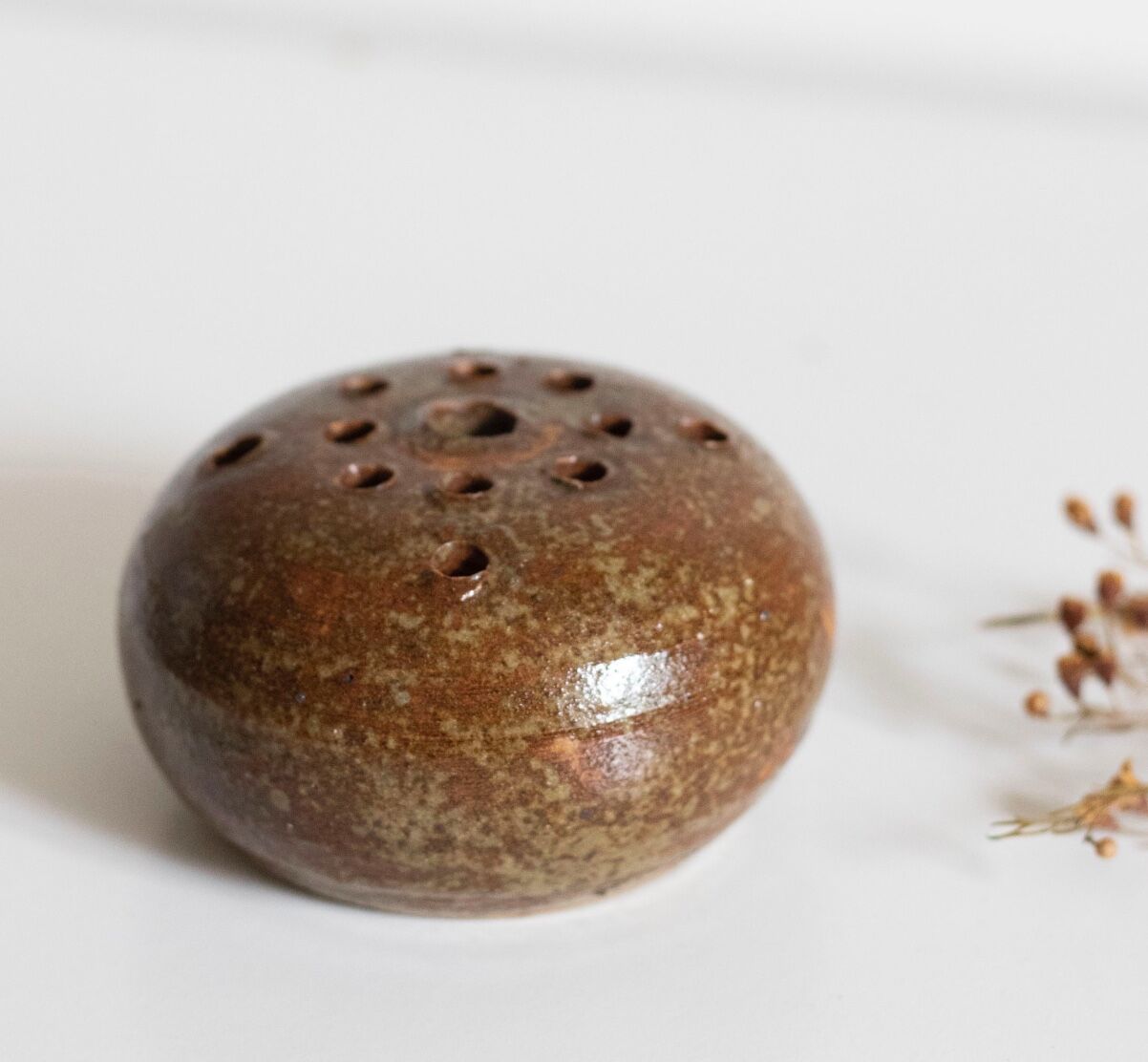 Pique flowers in stoneware signed Guy Baudat