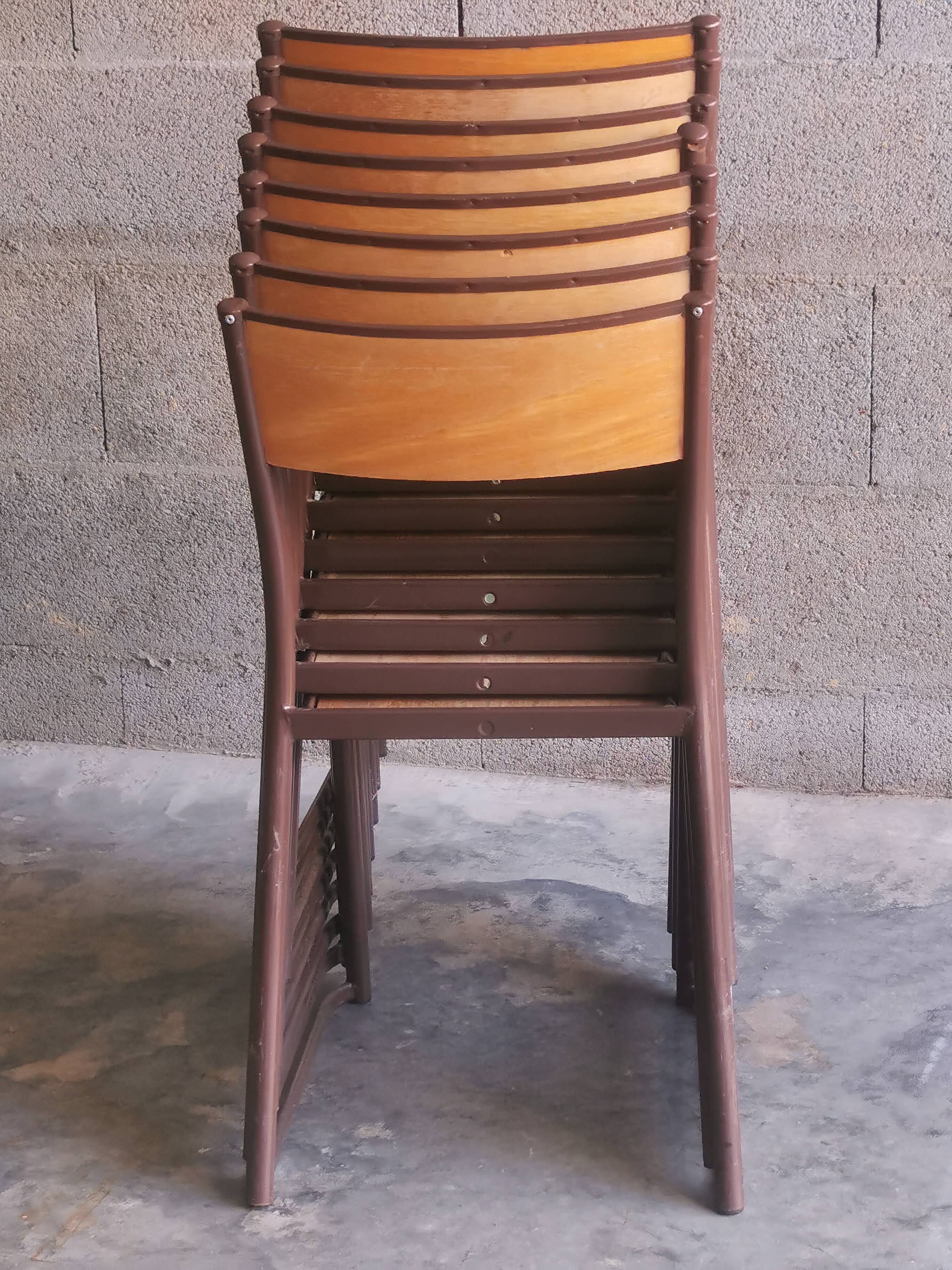 Serie de 8 chaises vintage empilables