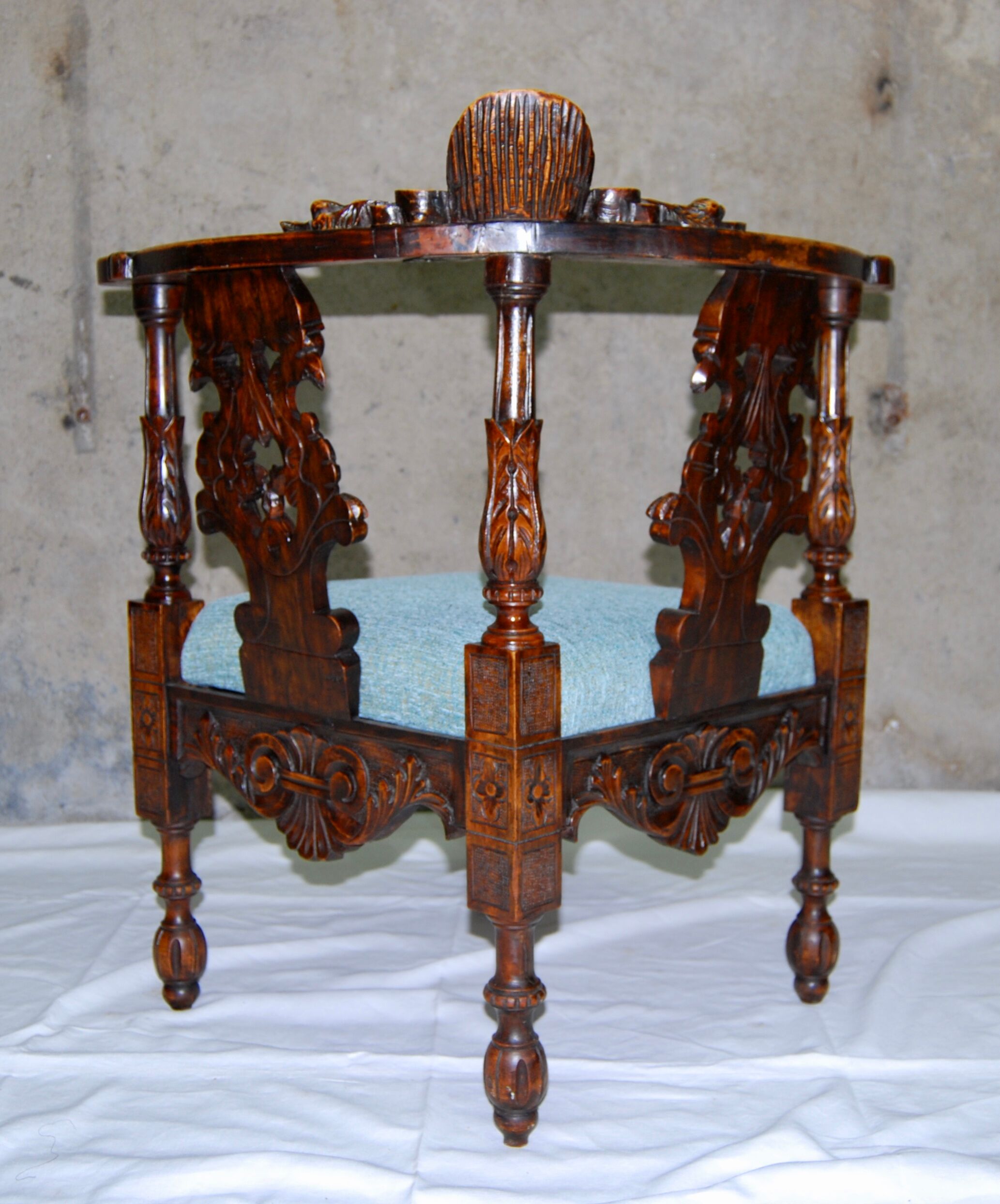 Fauteuil d'angle néo-renaissance en noyer sculpté