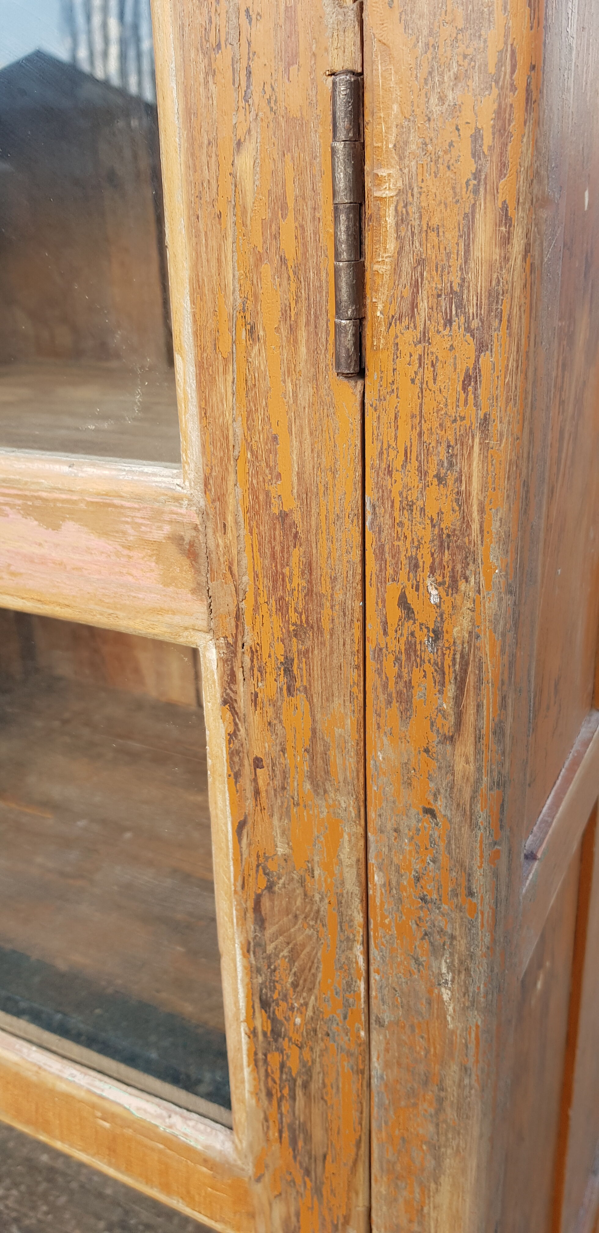 Showcase with 4 door glass panels