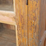 Showcase with 4 door glass panels