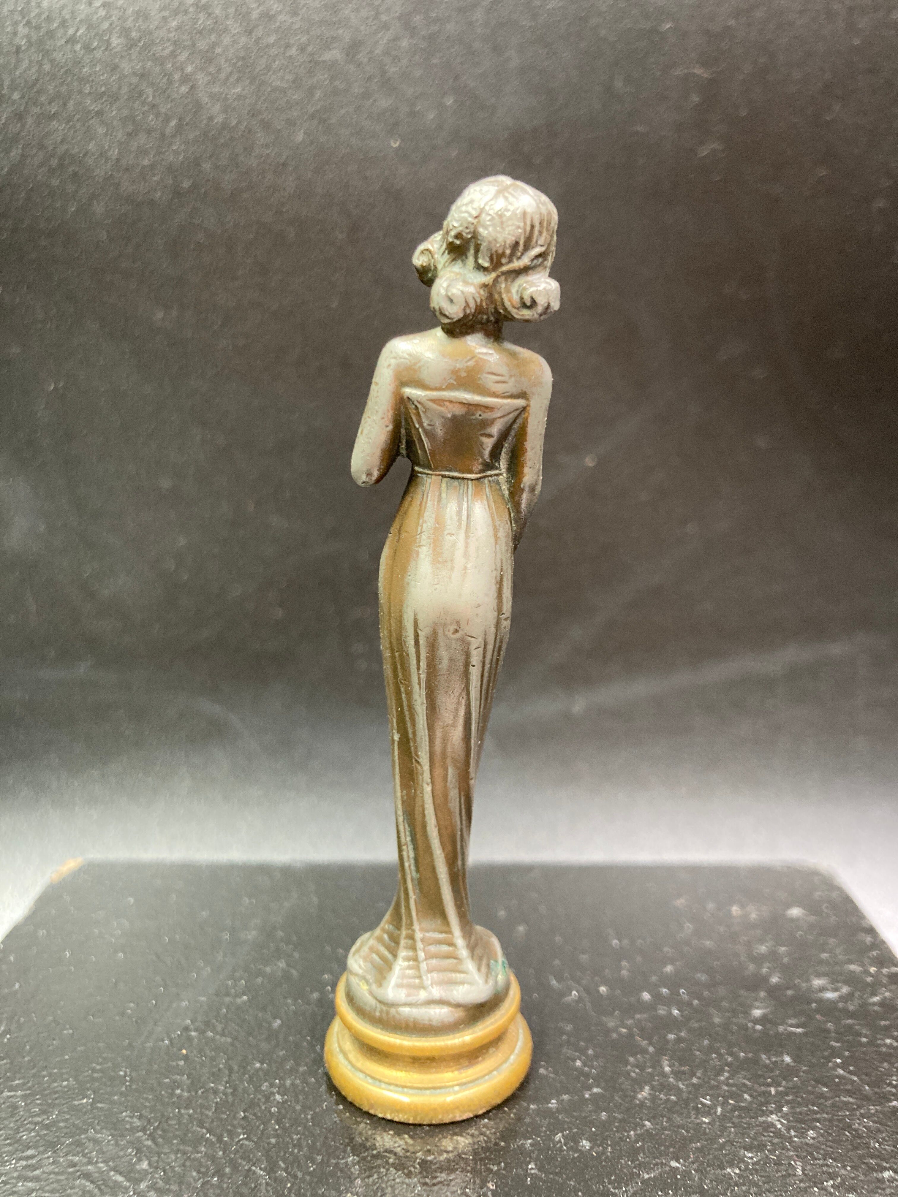 Bronze seal sculpted violinist