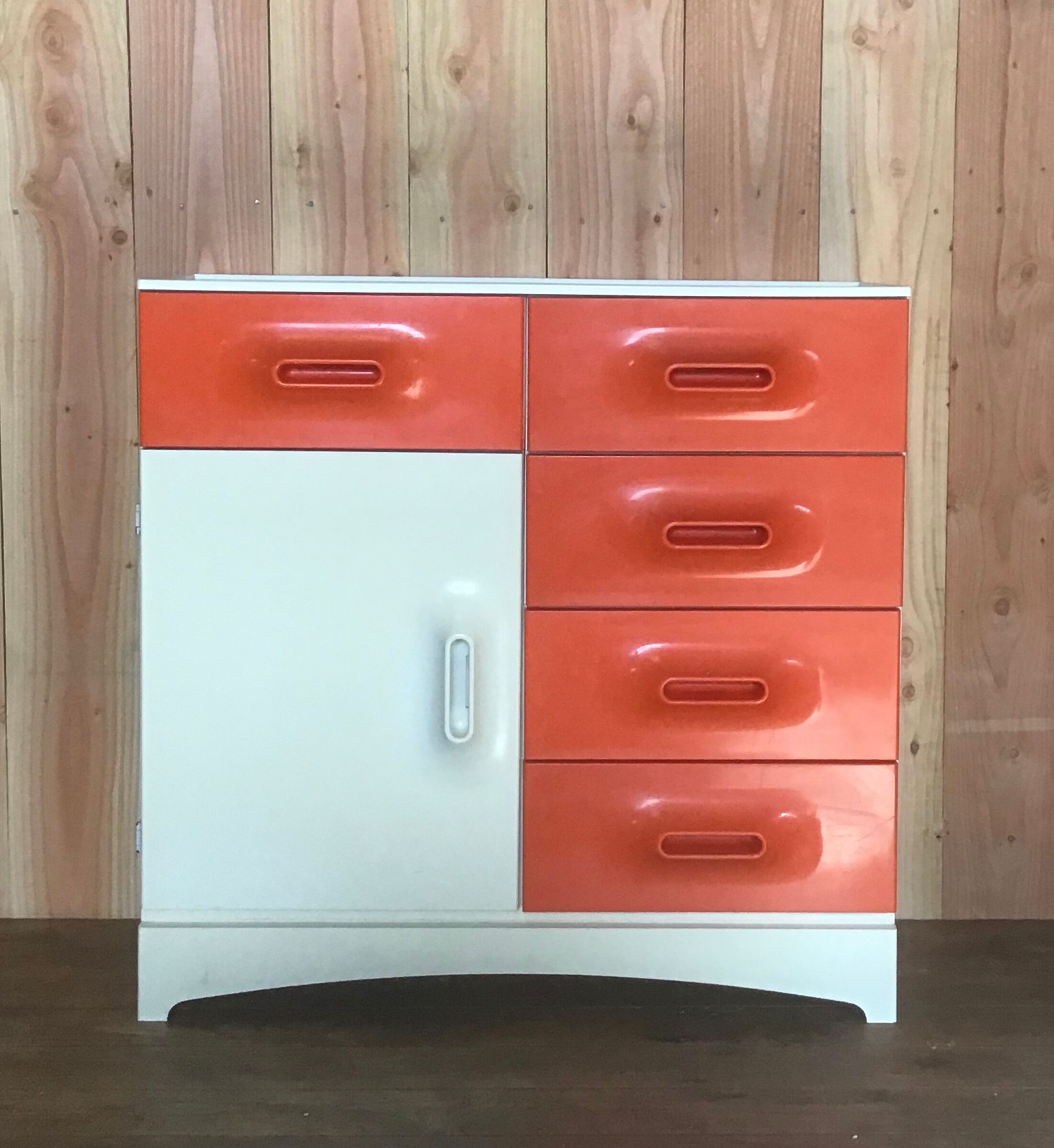 Bathroom furniture distributed by Prisunic