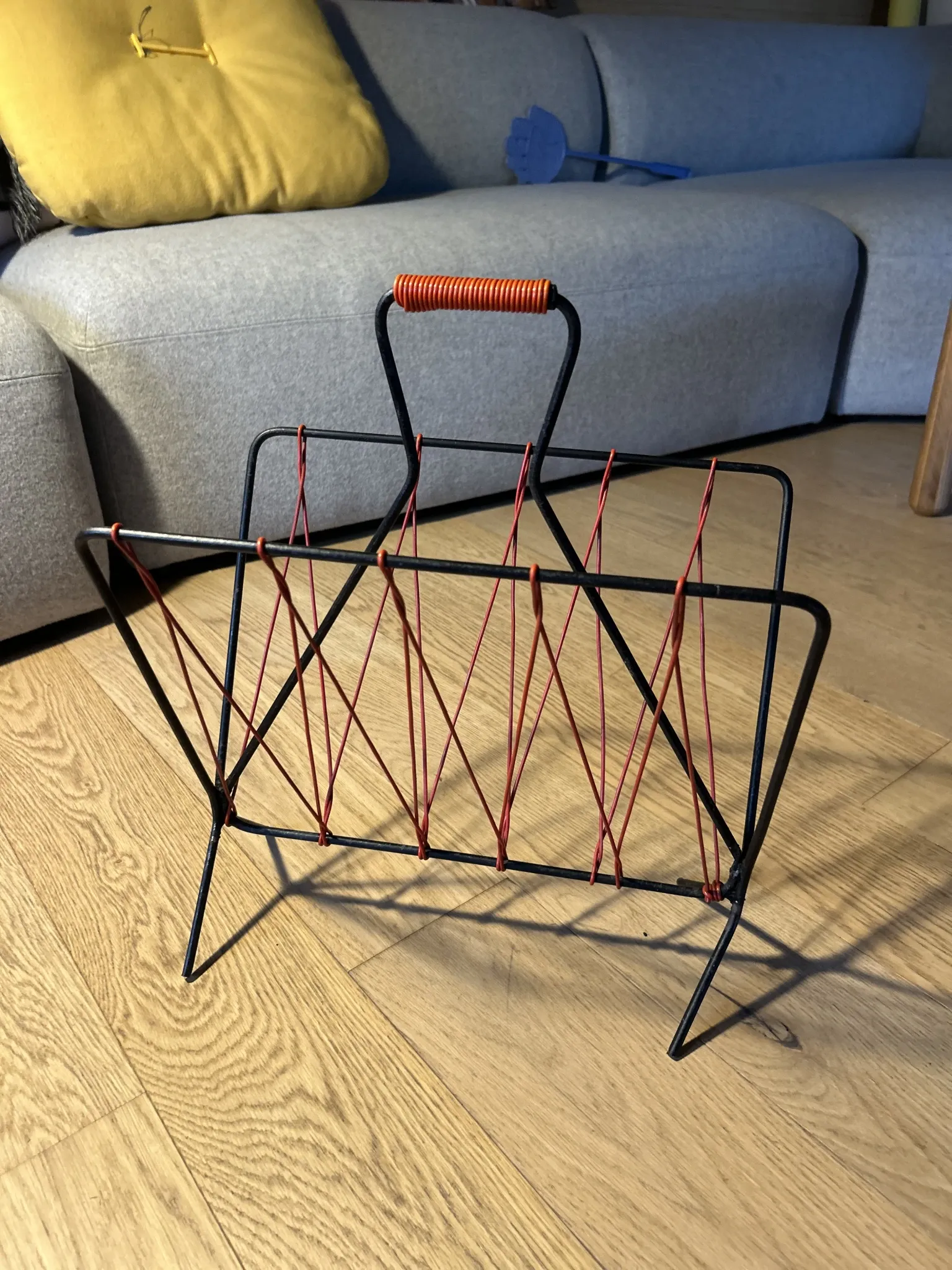 Vintage red and black scoubidou magazine rack, 1950s/60s