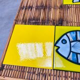 Table basse Roger Capron en céramique et rotin, modèle aux poissons