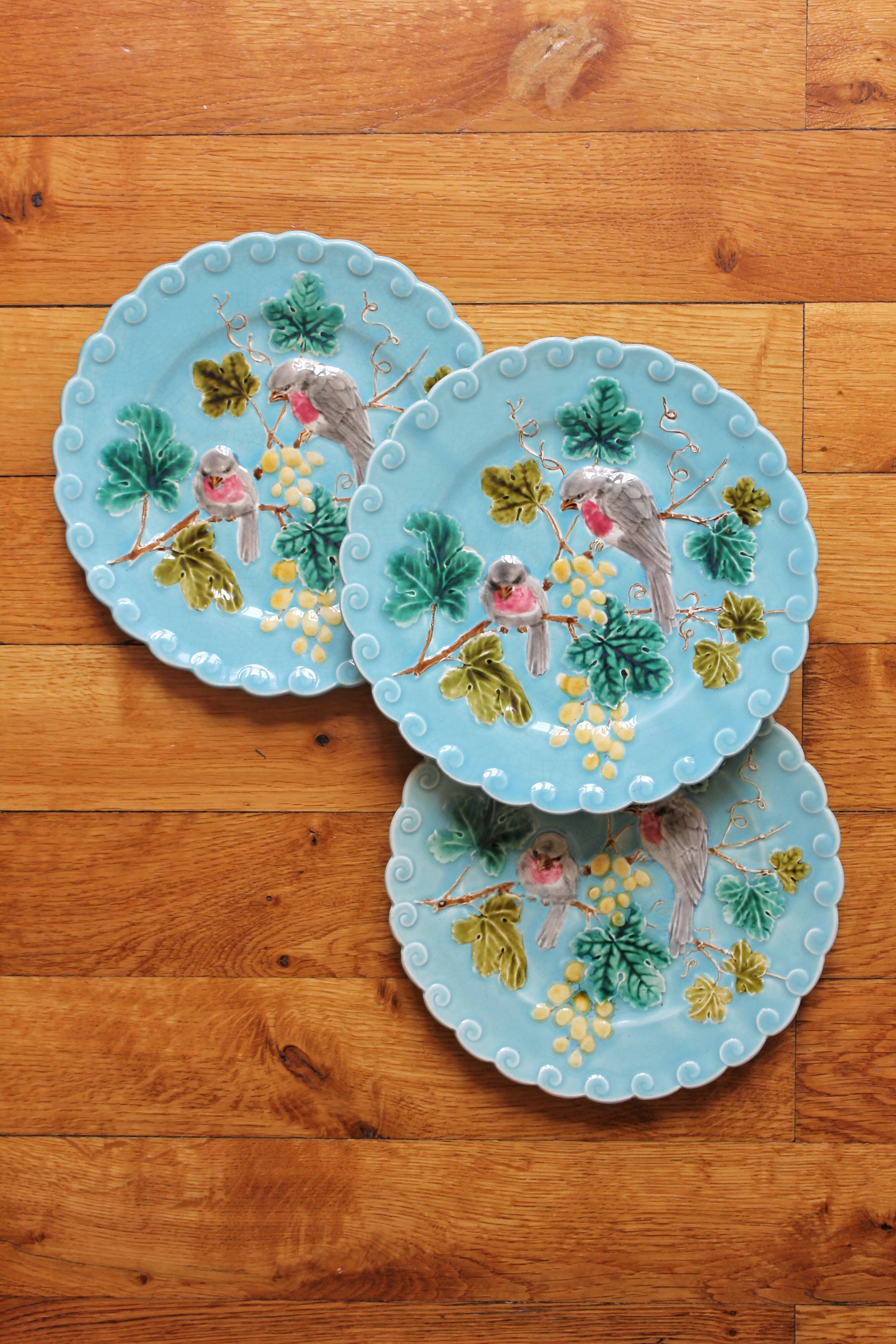 3 assiettes en barbotine bleues décor oiseaux Sarreguemines