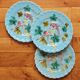 3 assiettes en barbotine bleues décor oiseaux Sarreguemines