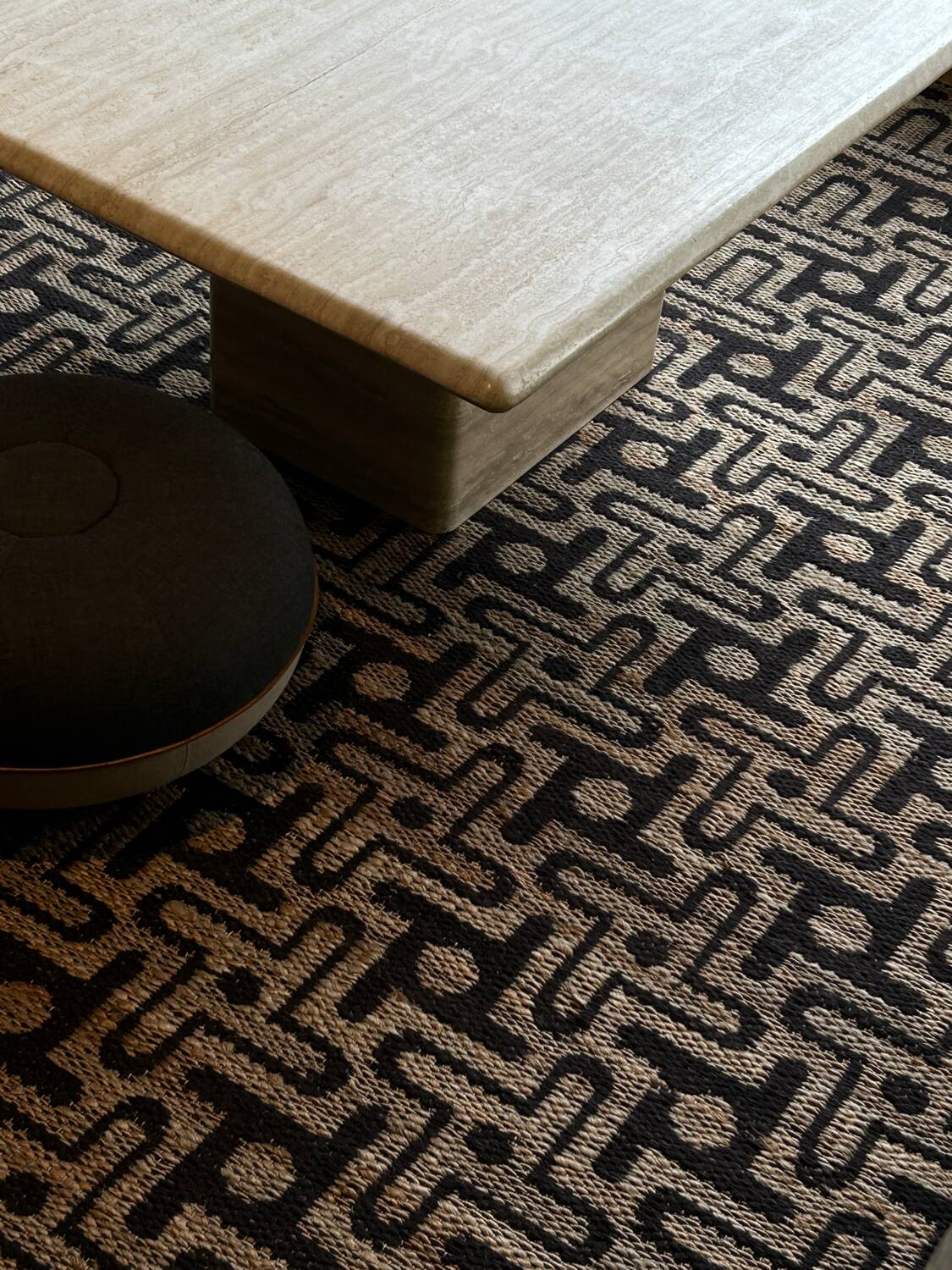 Table basse italienne en travertin du milieu du siècle