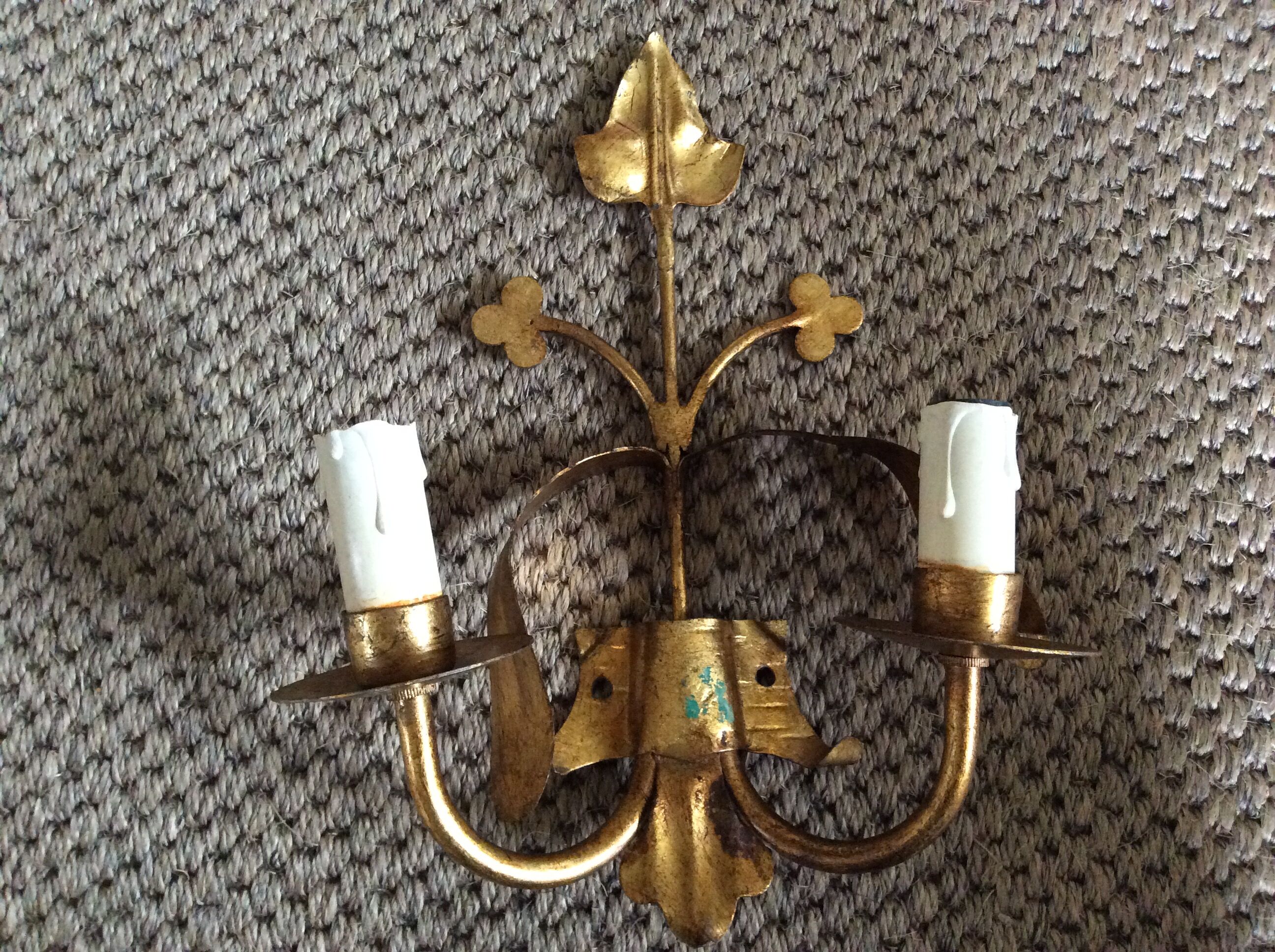 Wall lamp in gold metal