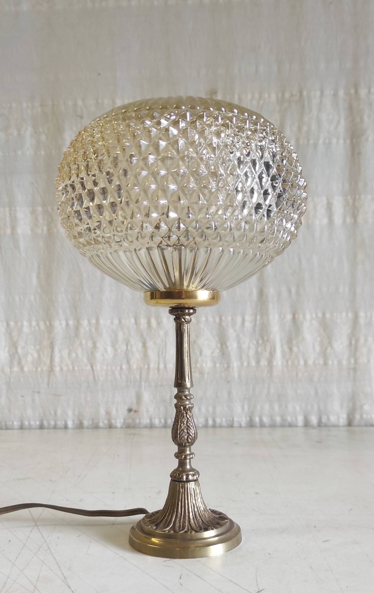 Table lamp in gilded brass and amber glass - mid 20th century.