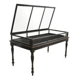 Glazed presentation table with dark wood