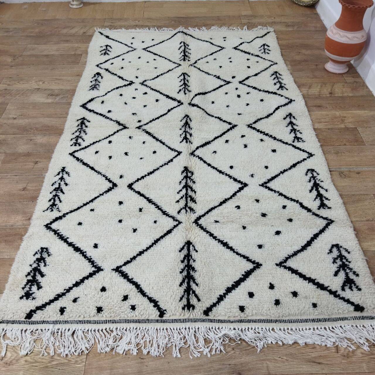 Handmade wool Berber rug 155 x 150 cm