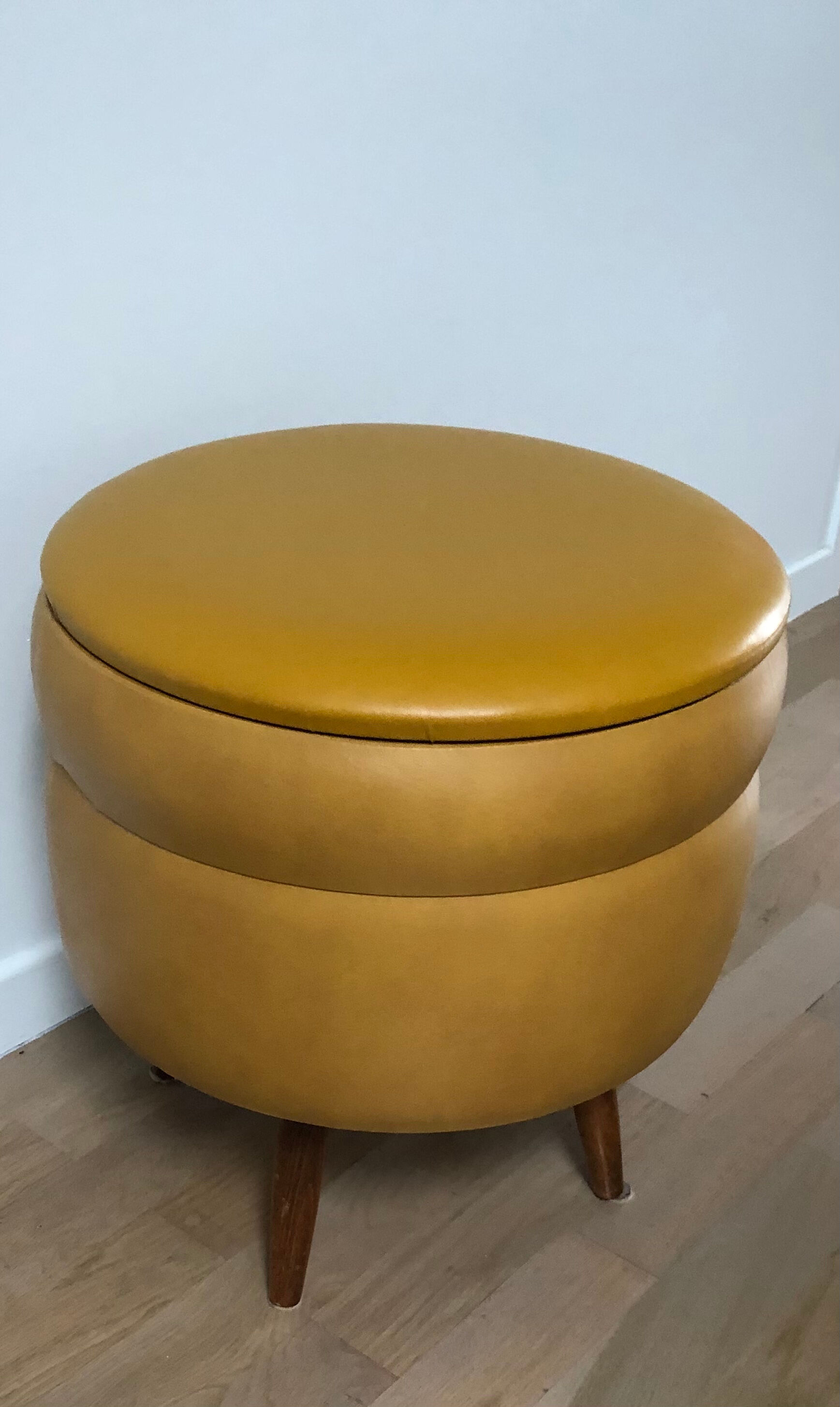 Vintage pouf