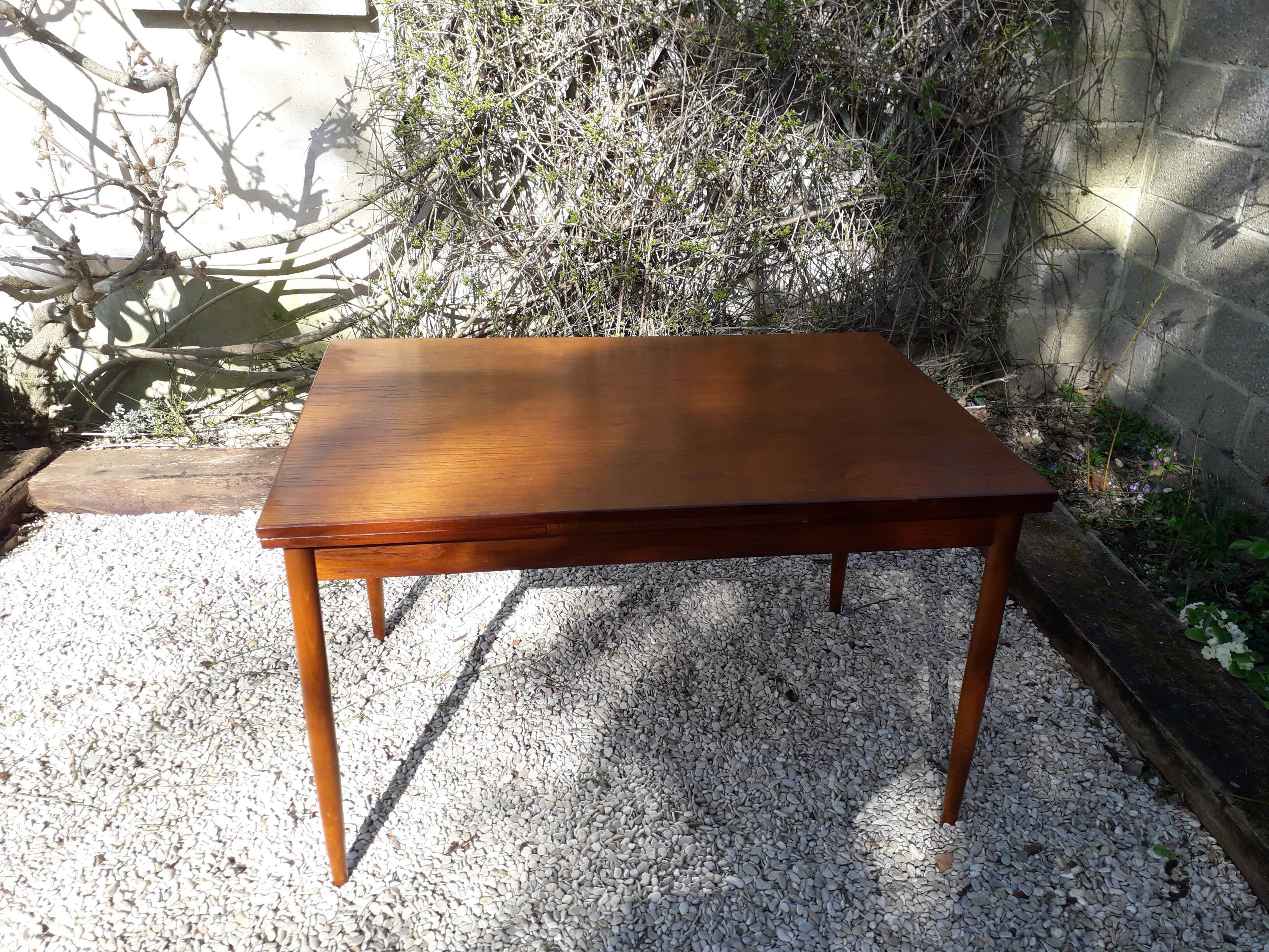 Extendable teak table