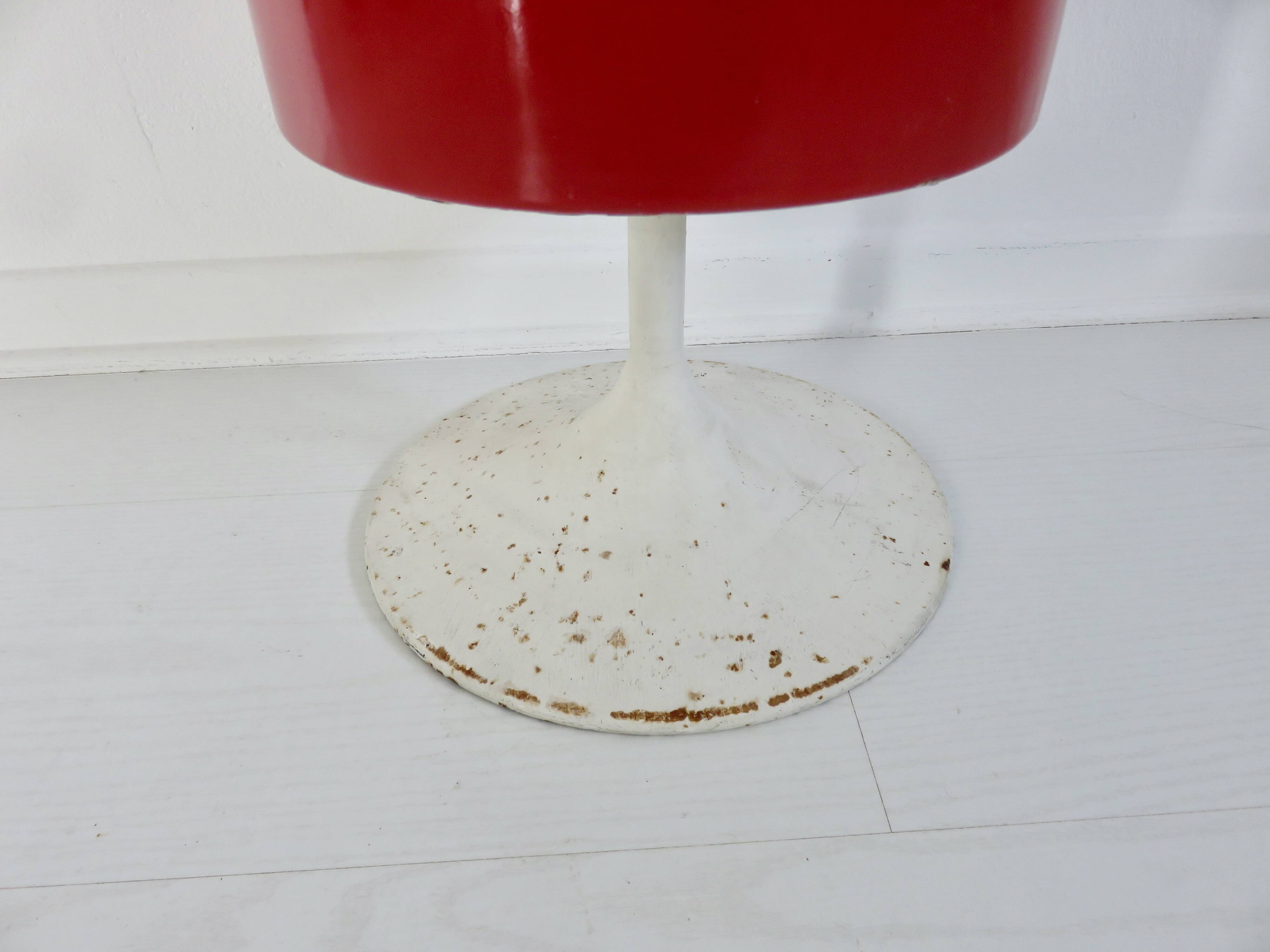 Porte parapluies, pied tulipe, tôle émaillée et laiton, 1950