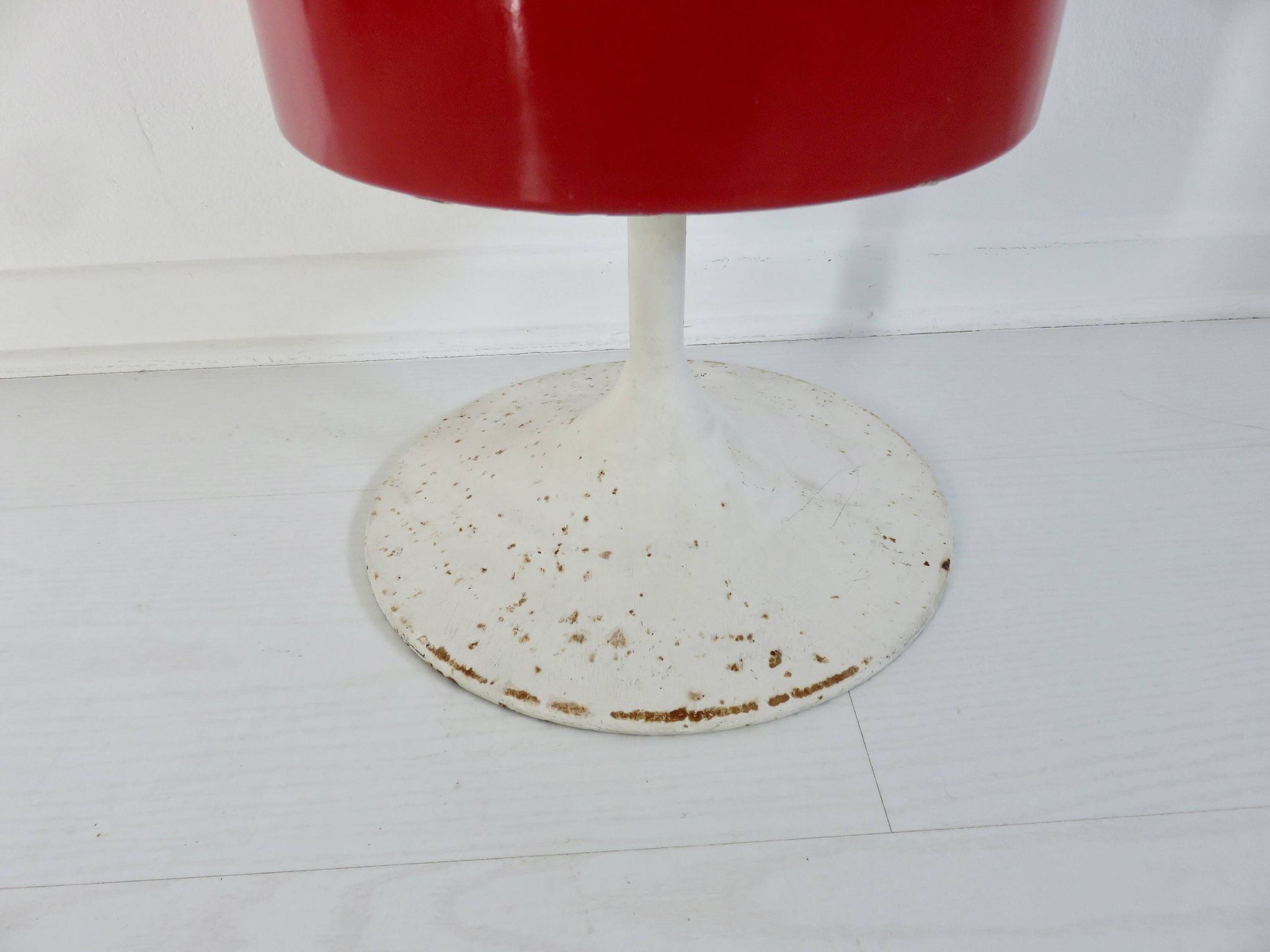 Porte parapluies, pied tulipe, tôle émaillée et laiton, 1950