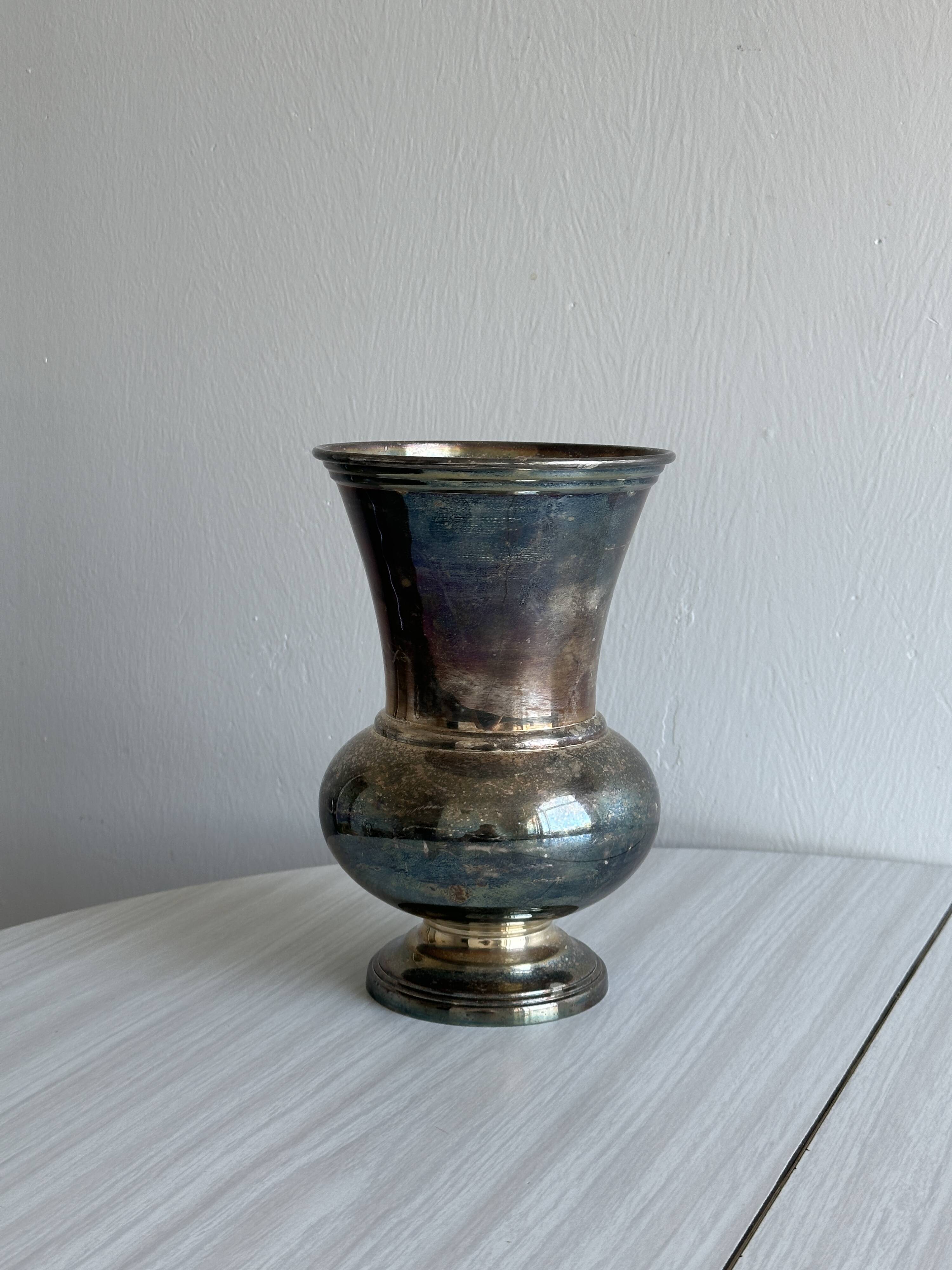 Vase en métal ancien très patiné