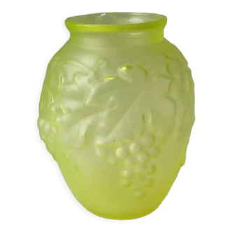 Glass vase molded press decoration bunch of grapes ouraline style