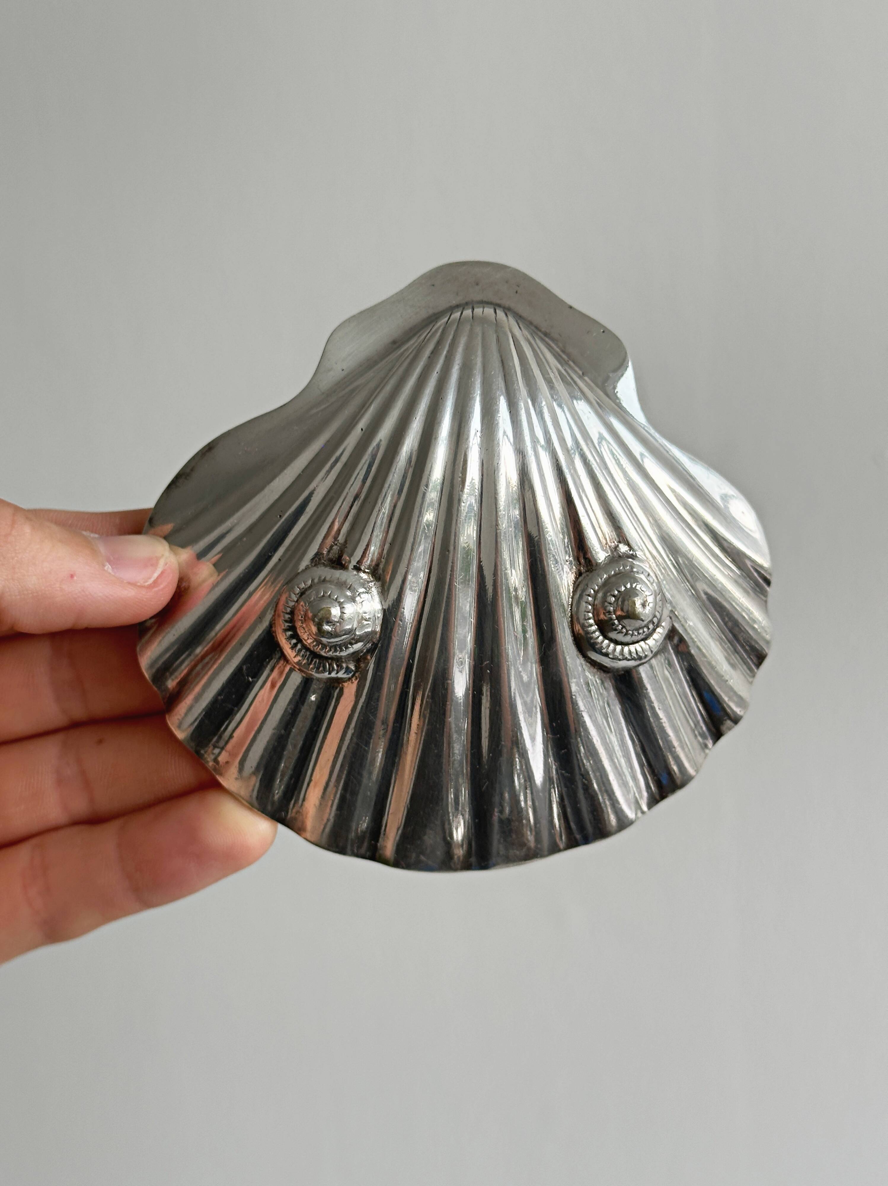 Shell-shaped bowl, snail feet