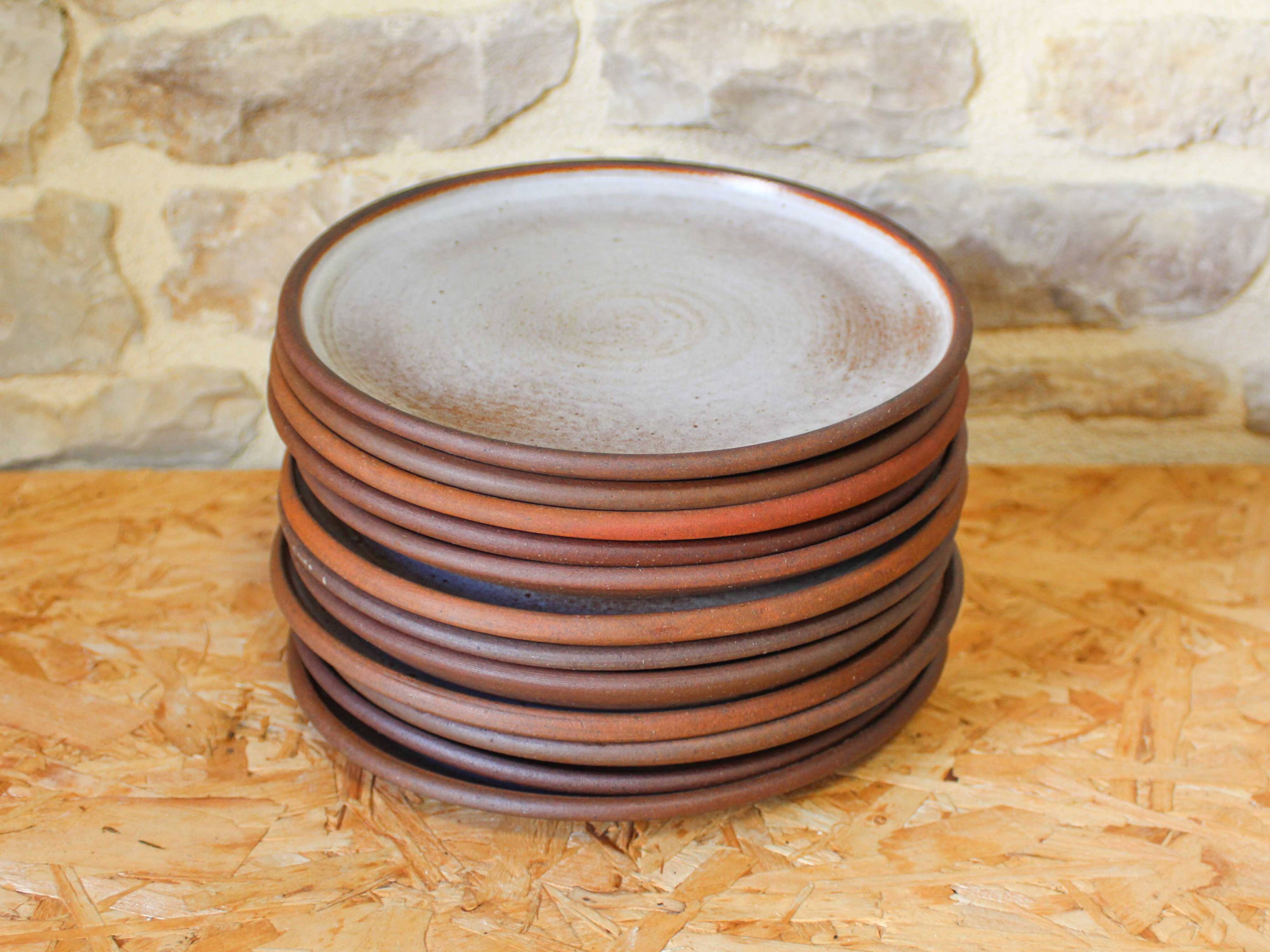 12 assiettes en grès émaillé Jeanne et Norbert Pierlot Ratilly