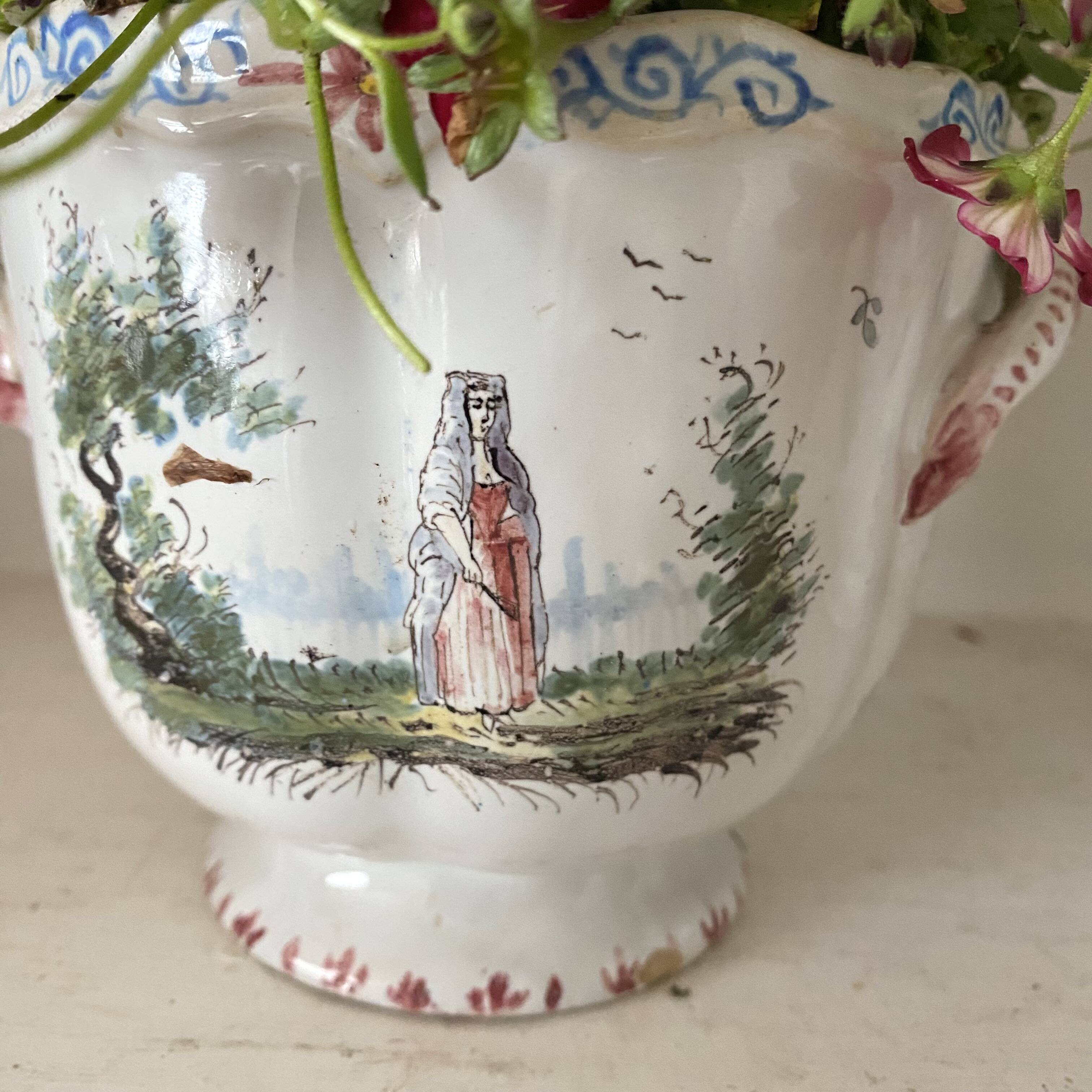 Paire de cache-pots anciens en faïence française , décor scènes champêtres