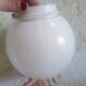 Paire d'appliques boules en verre opalin