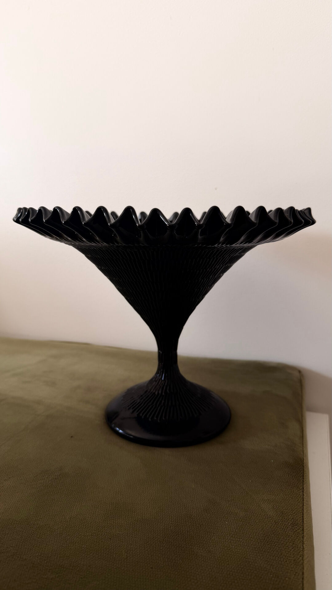 Coupe sur pied en verre opalin noir