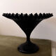 Coupe sur pied en verre opalin noir