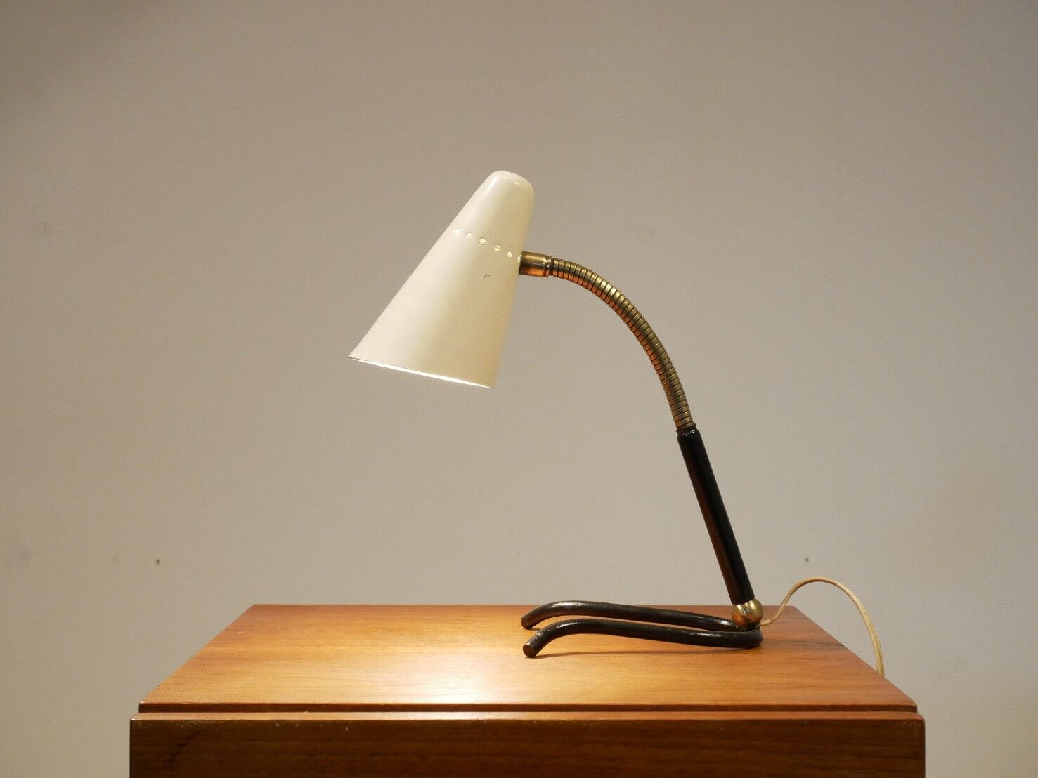 Table lamp in cream painted metal & brass, 1950
