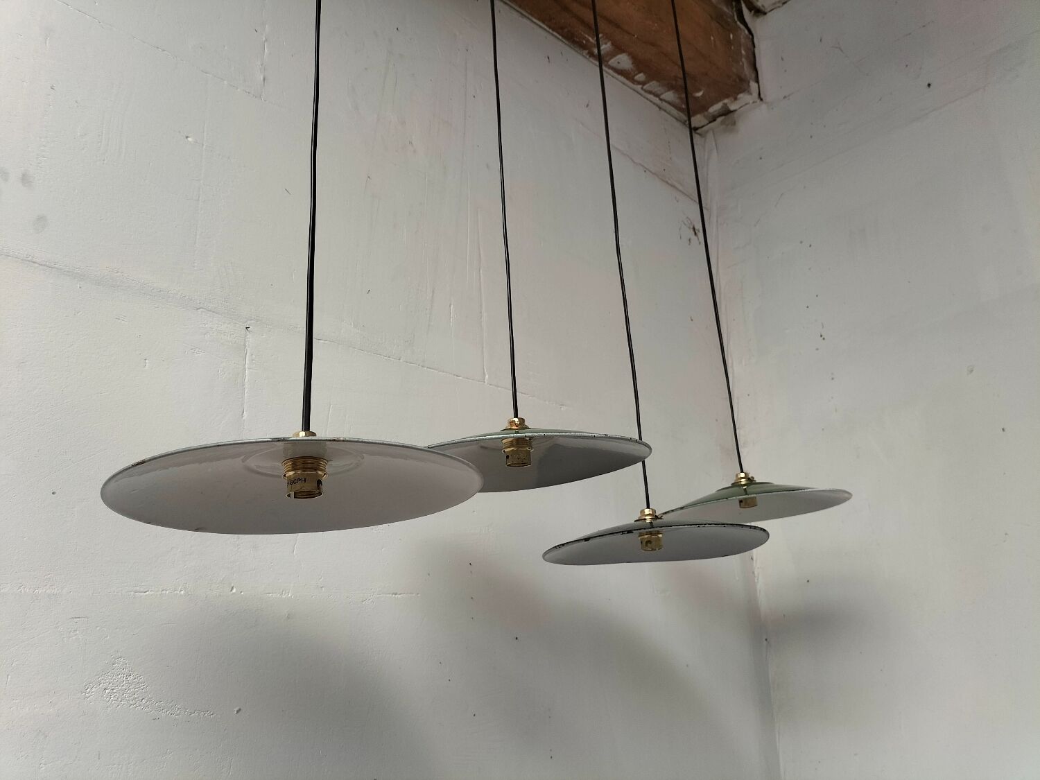 Suspensions in enamelled sheets