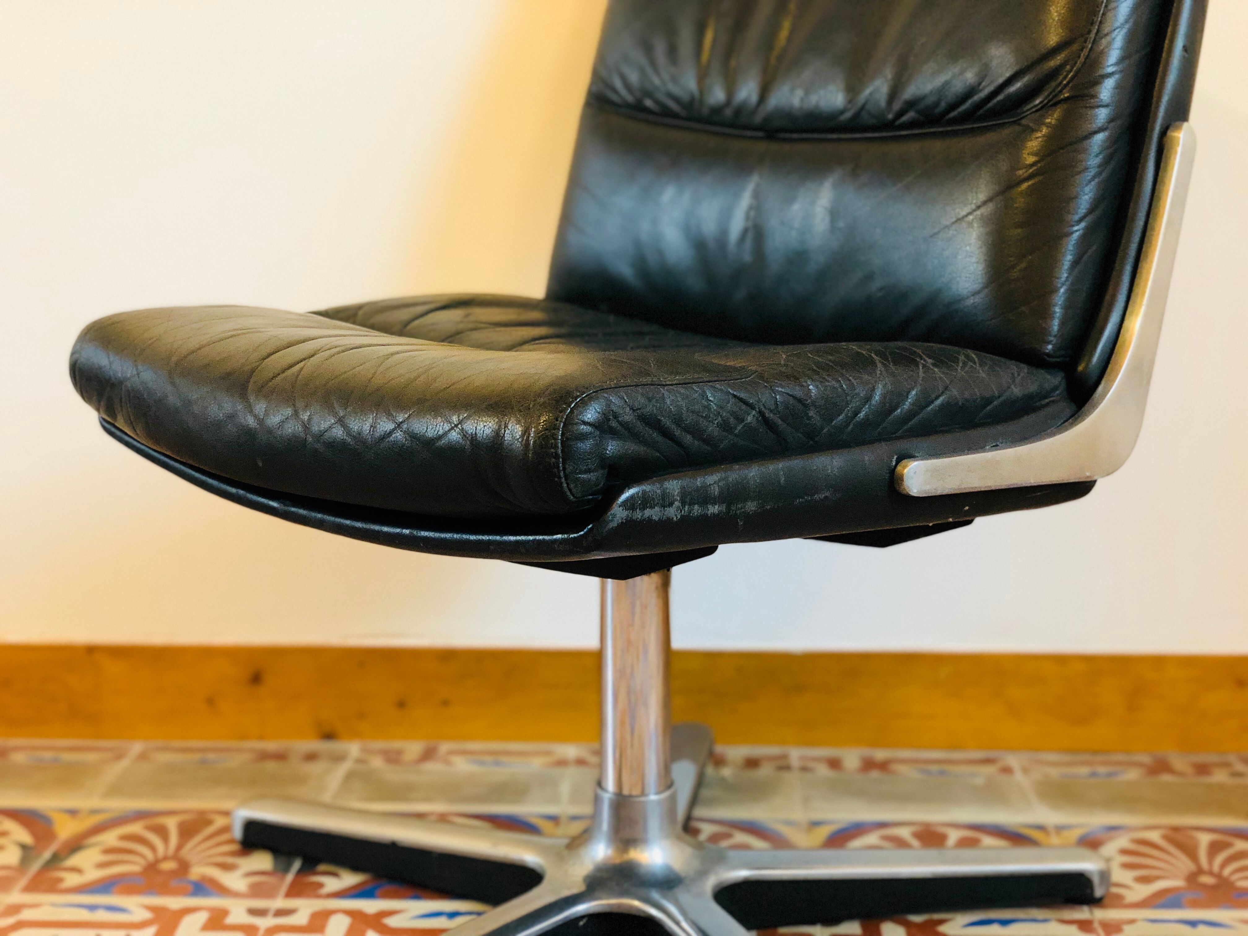 Armchair in leather and chrome Drabert