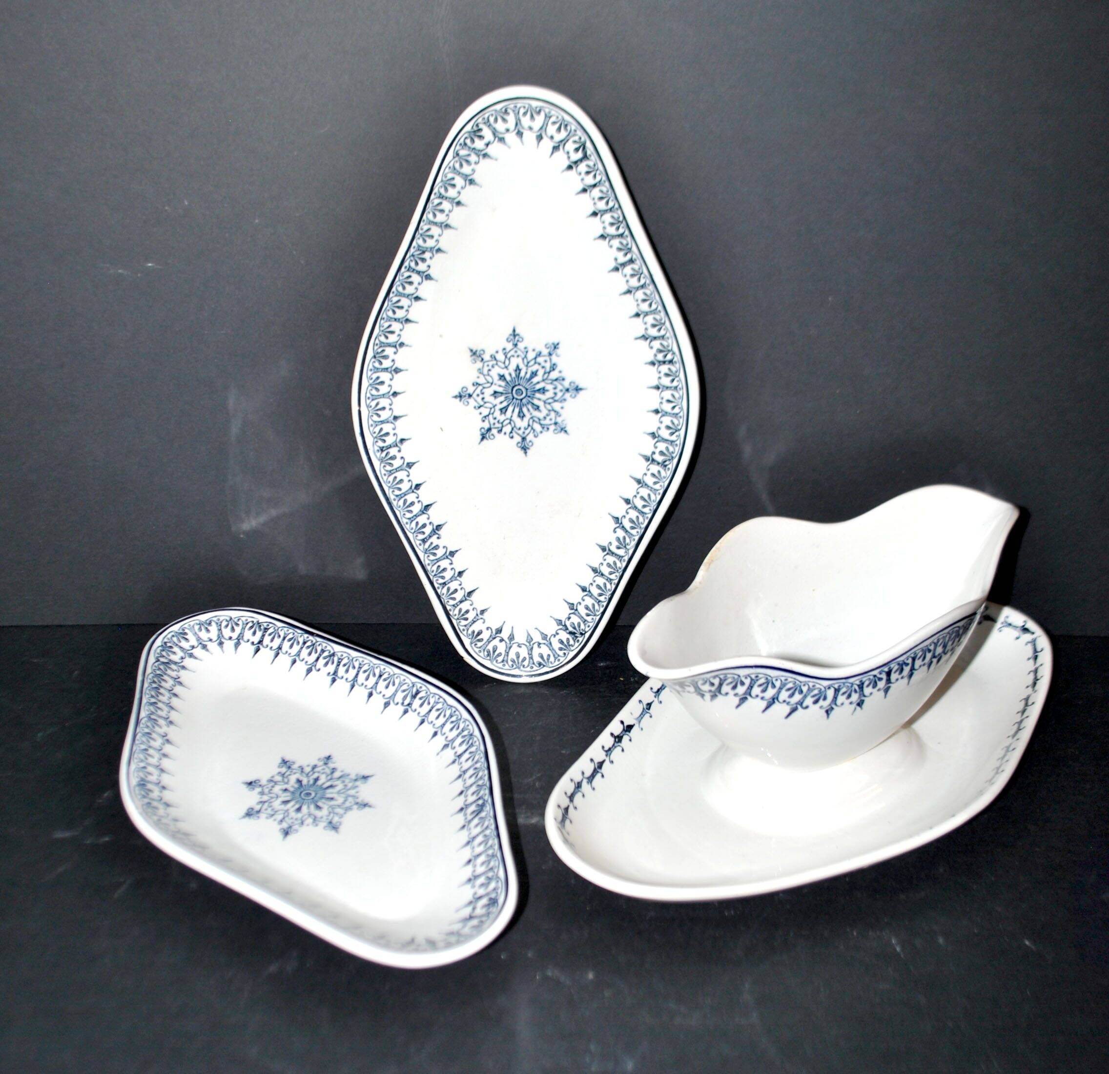 Saint Amand sauce boat and 2 earthenware dishes with navy blue rose decoration Primax