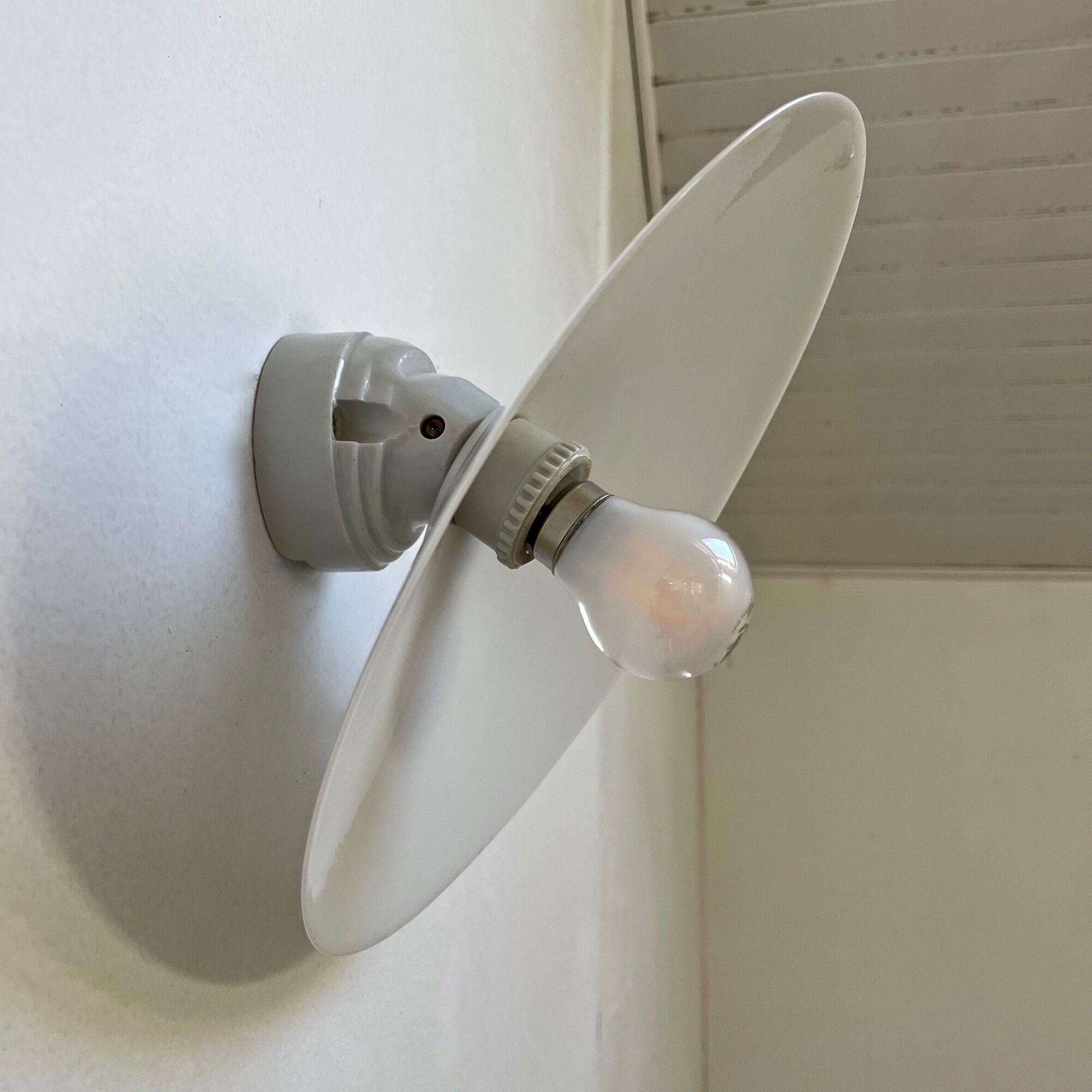 Opaline and porcelain wall lamp