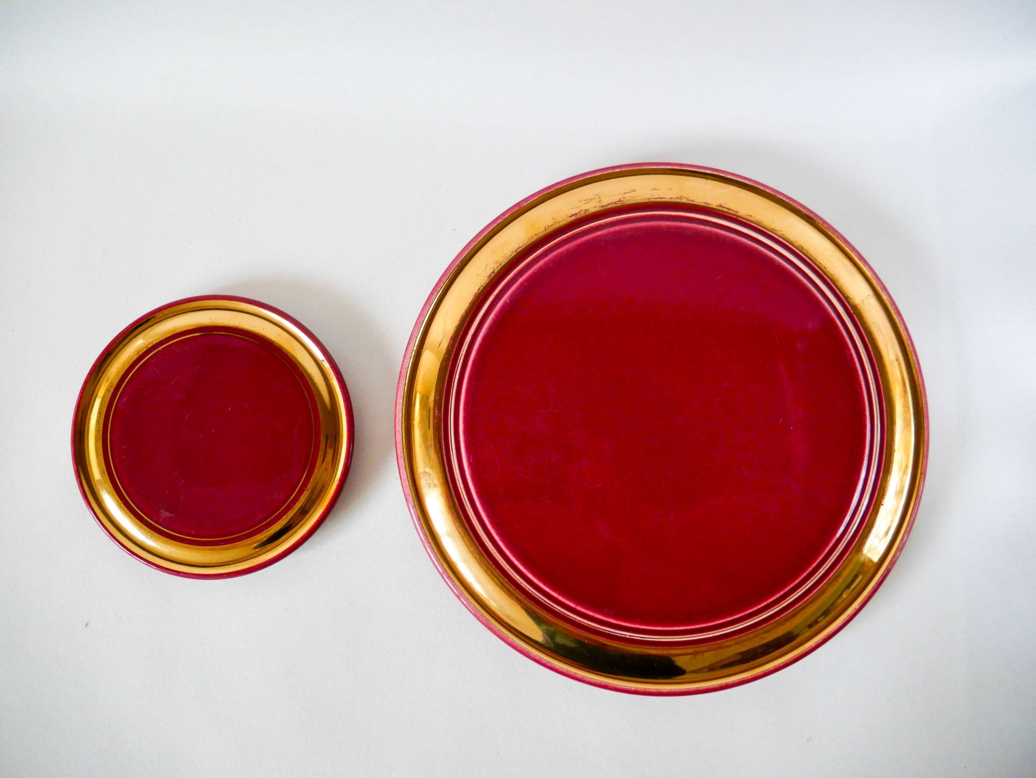 set of trivets, bottle coasters and knife holders in art de cherry-colored ceramic