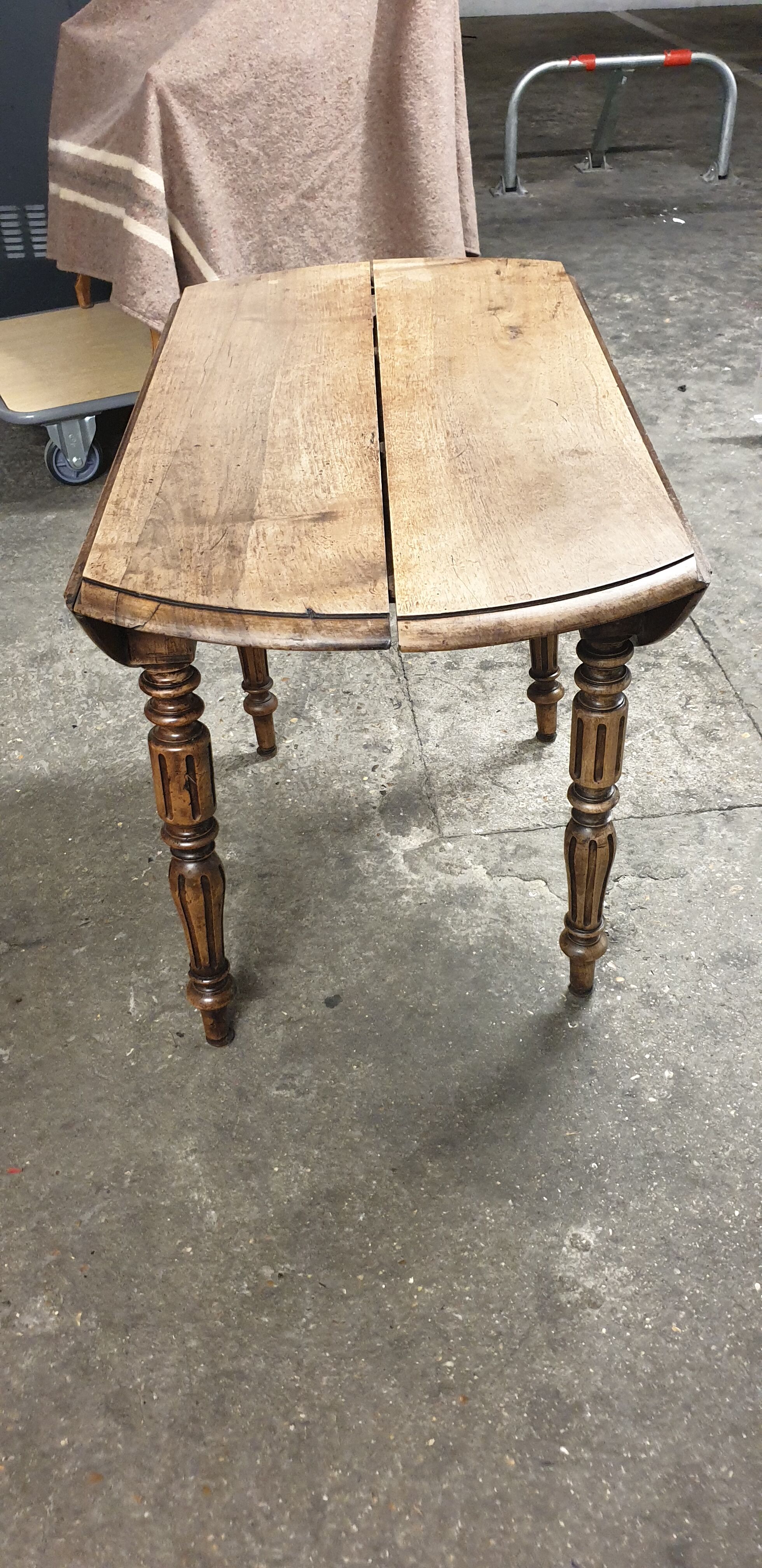 Dining table louis Philippe noyer