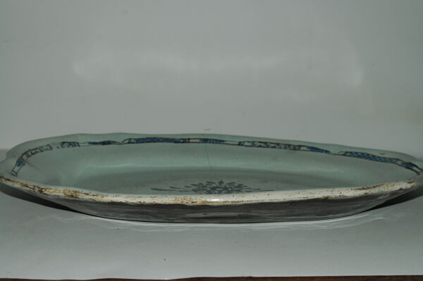 Plat faïence cul noir de Forges-les-eaux