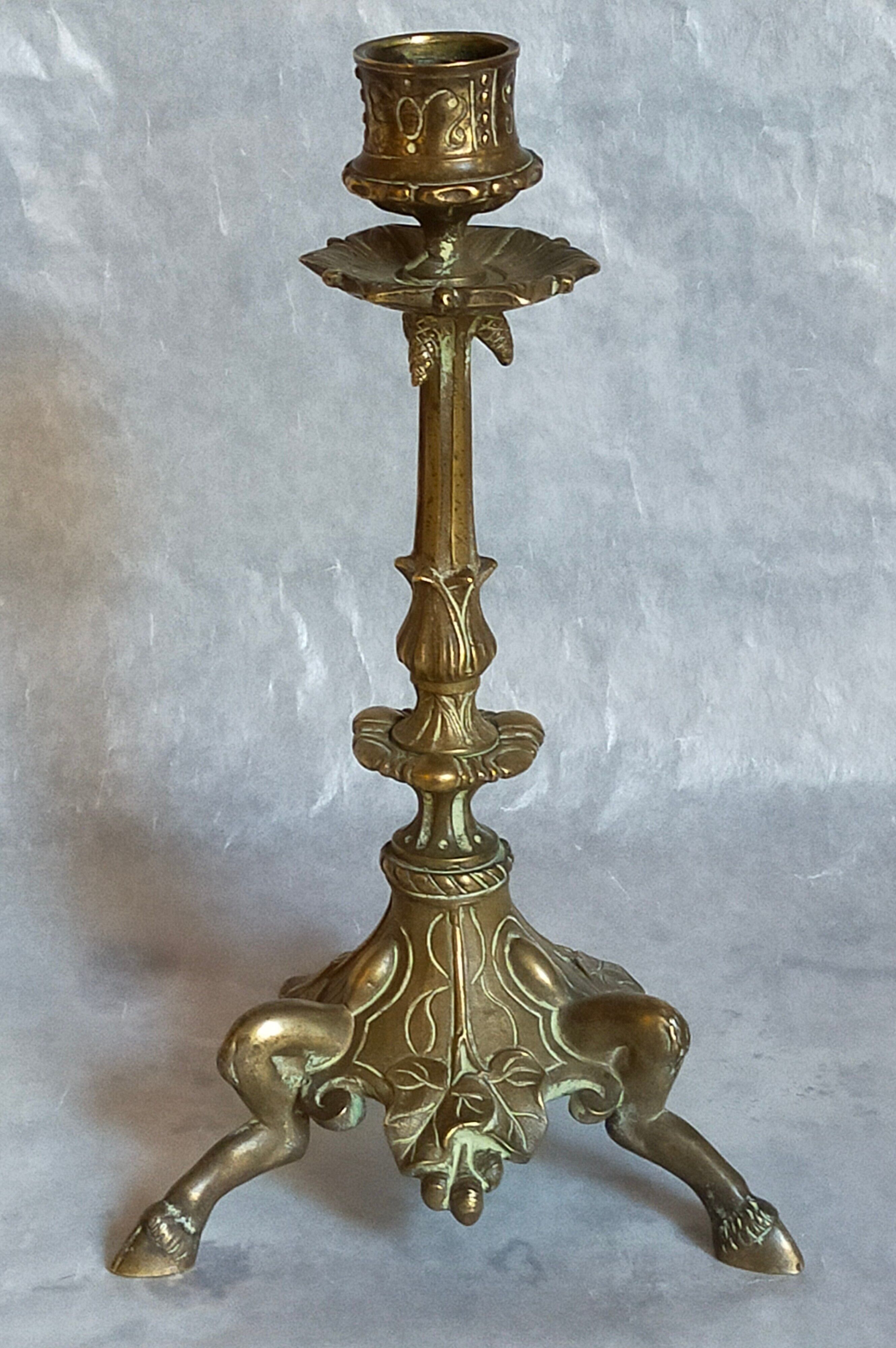 Candle holder in gilded bronze tripod nineteenth century