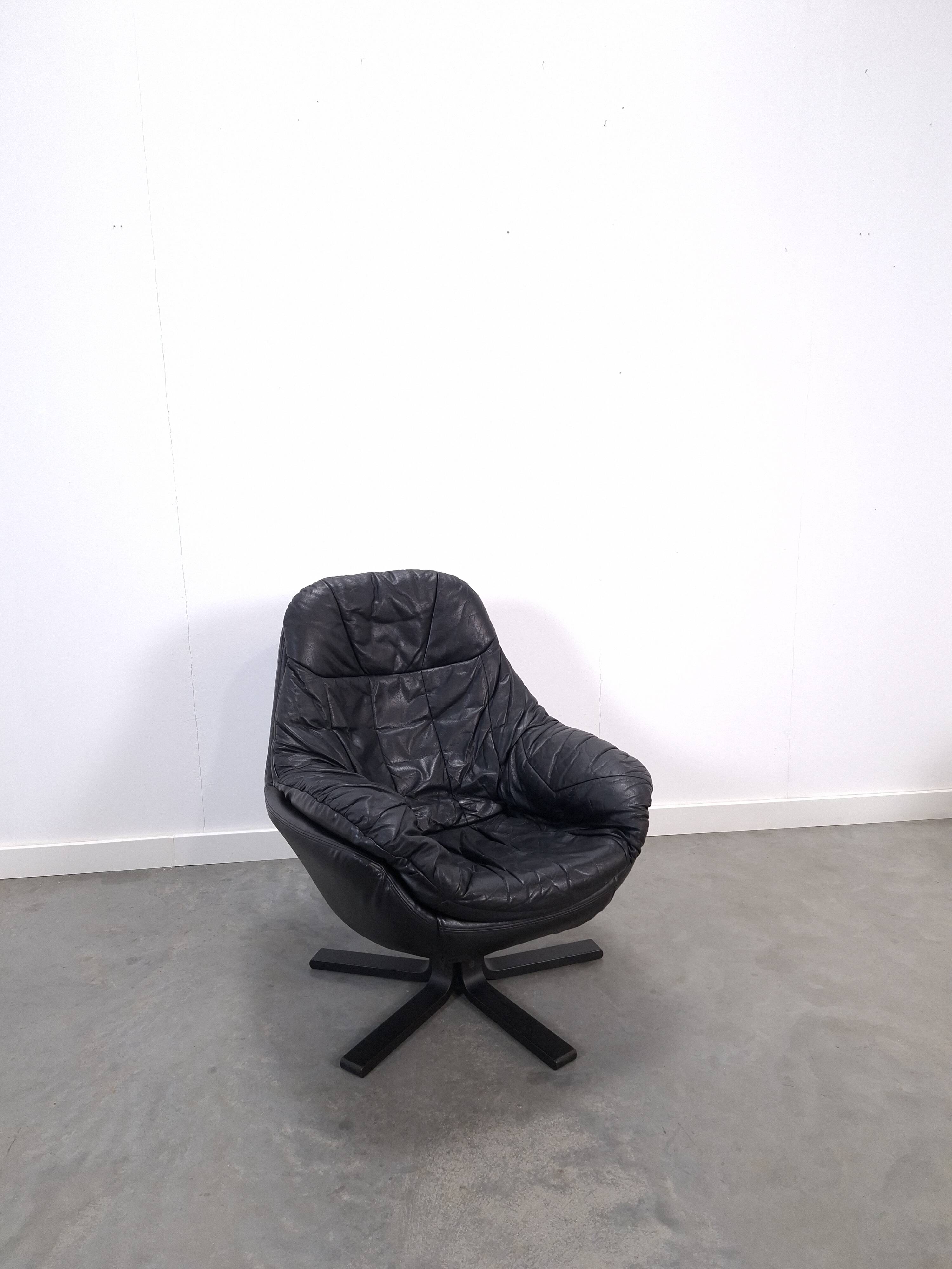 Draaibare zwart leren fauteuil H.W. Klein voor Bramin uit Denemarken