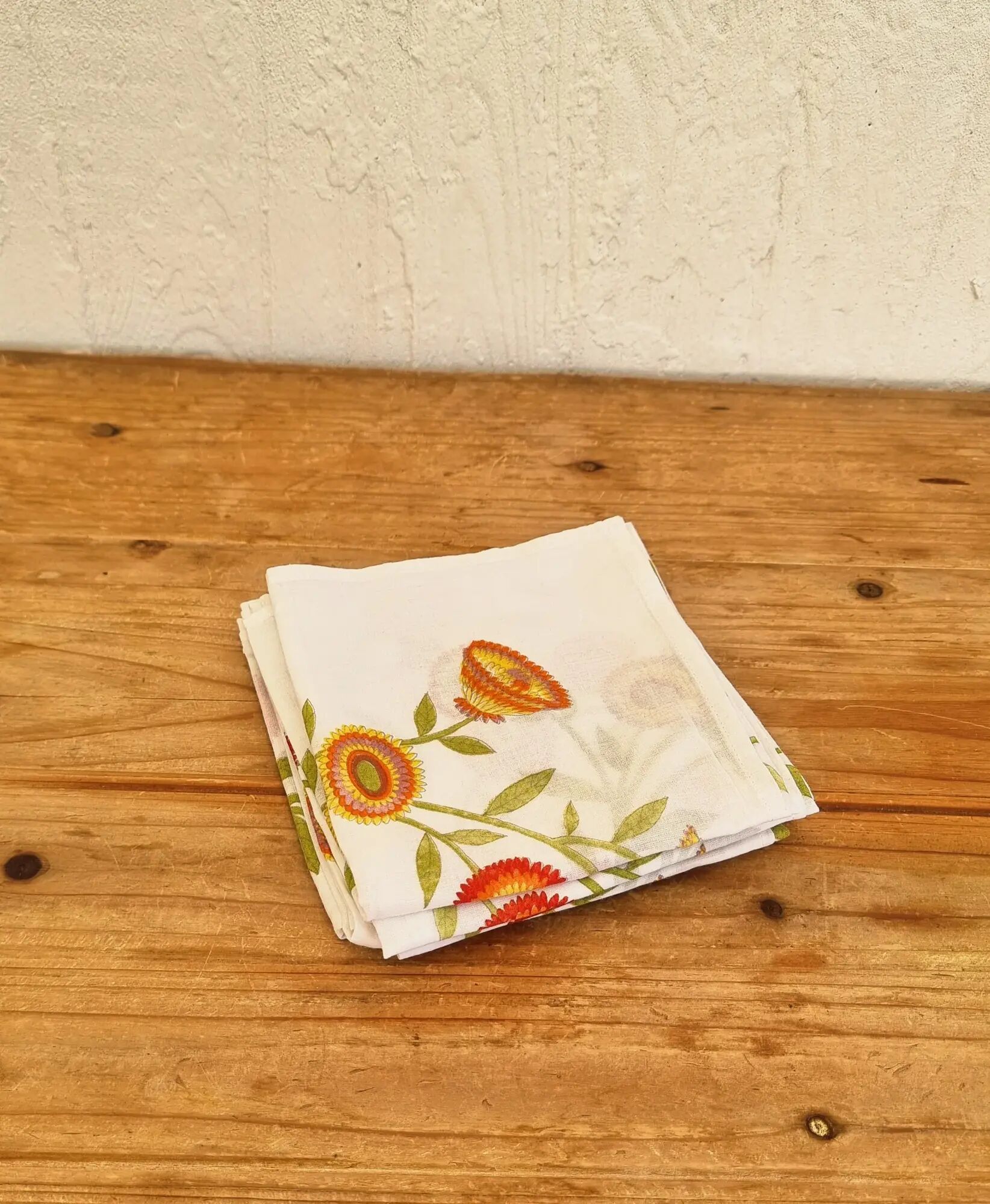6 vintage table napkins with pop flowers from the 70s.