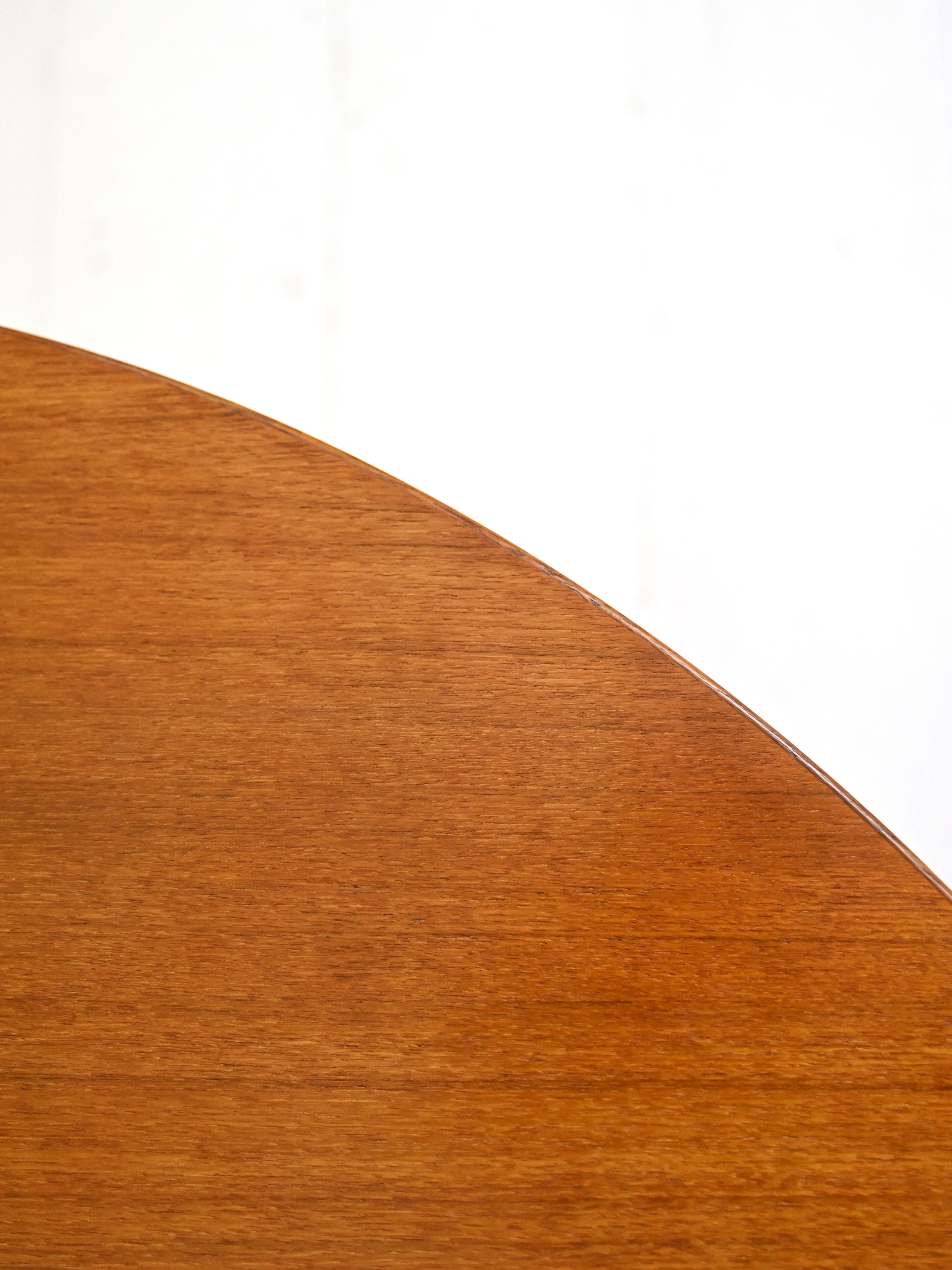 1960s Extendable round dining table