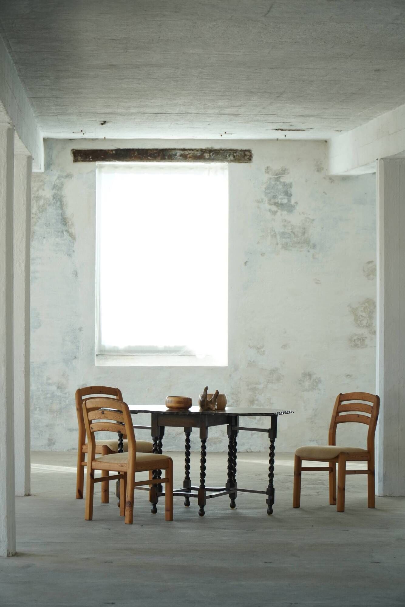 Antique baroque dining table in oak, with folding legs and drop leaves, featuring spiral "barley twist" legs, from the 1920s.