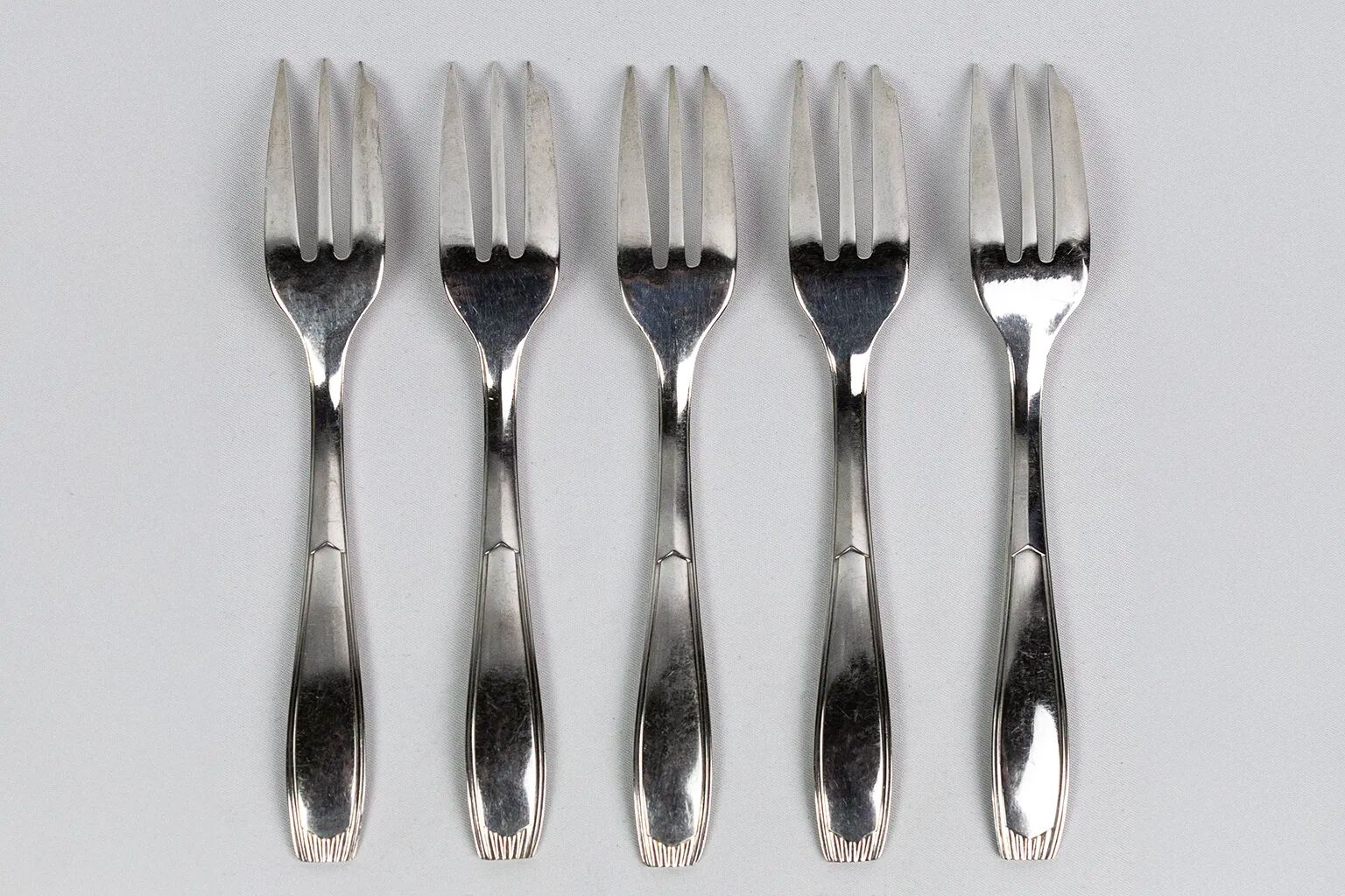 10 Christofle Alfénide Saigon model dessert forks in silver-plated metal.