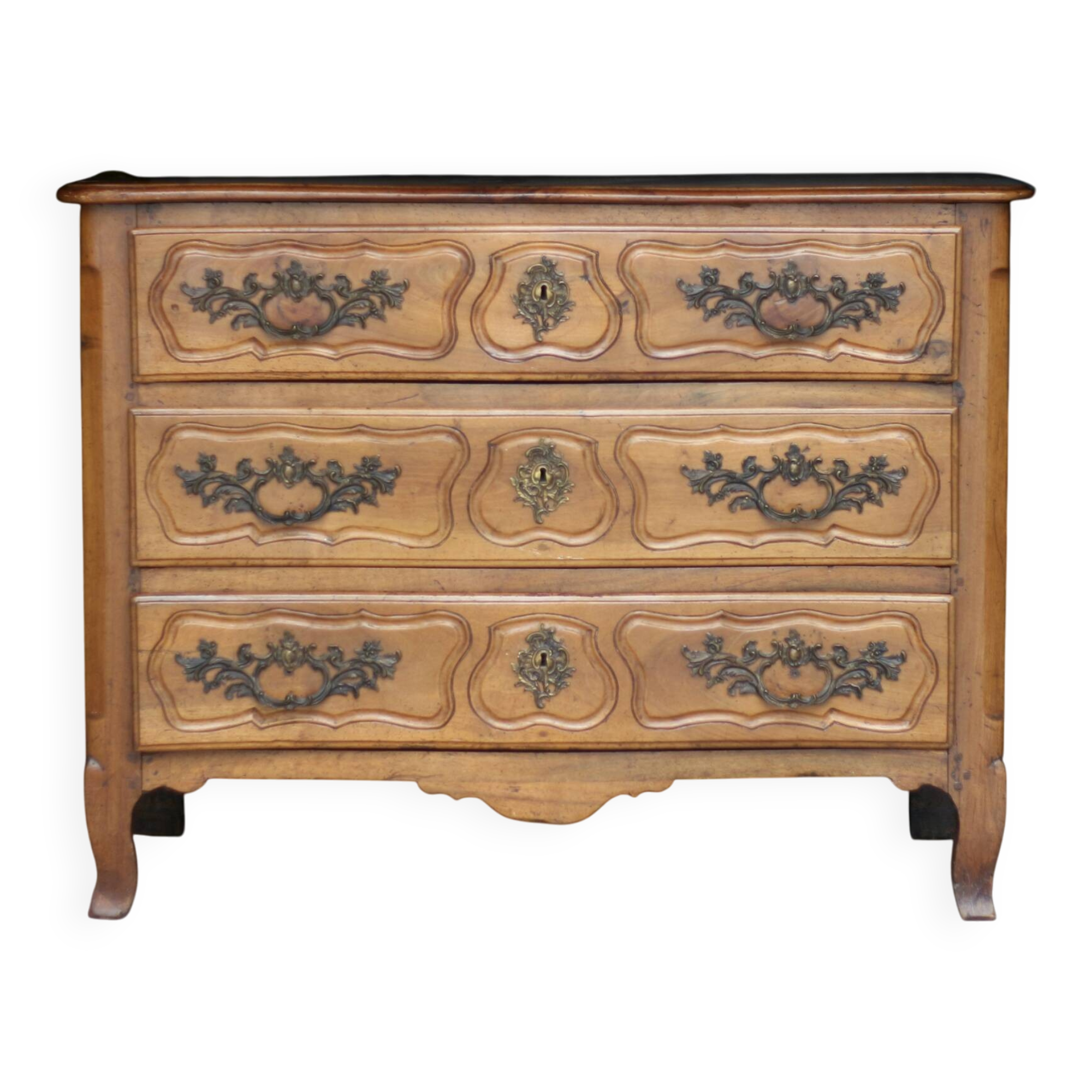 Magnificent 18th-century chest of drawers in solid walnut.