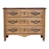 Magnificent 18th-century chest of drawers in solid walnut.