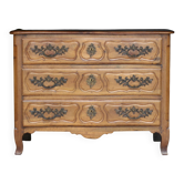 Magnificent 18th-century chest of drawers in solid walnut.