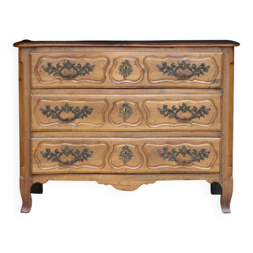Magnificent 18th-century chest of drawers in solid walnut.