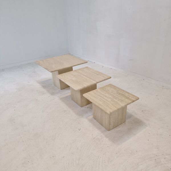 Set de 3 tables basses ou d’appoint en travertin italien, années 1980
