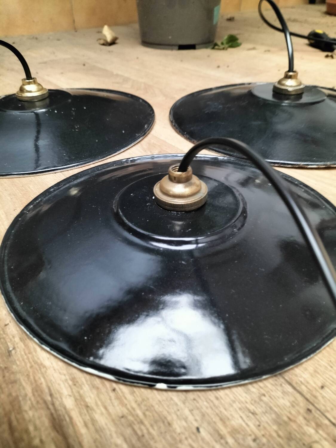 Enamelled sheet metal suspensions