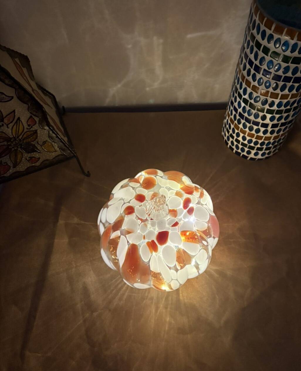 Lampe citrouille en verre mosaïque orange et blanche